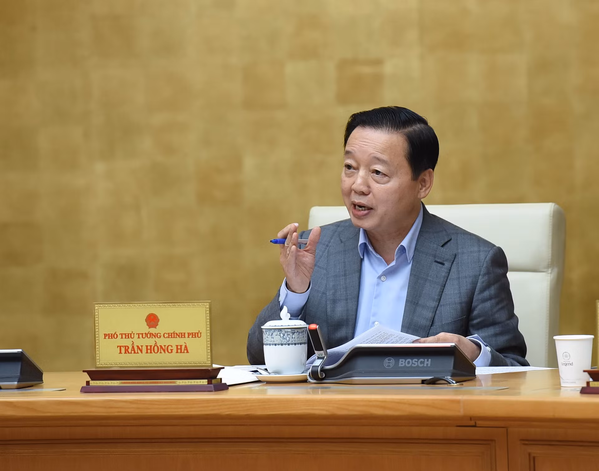 政府副总理陈红河发表讲话。