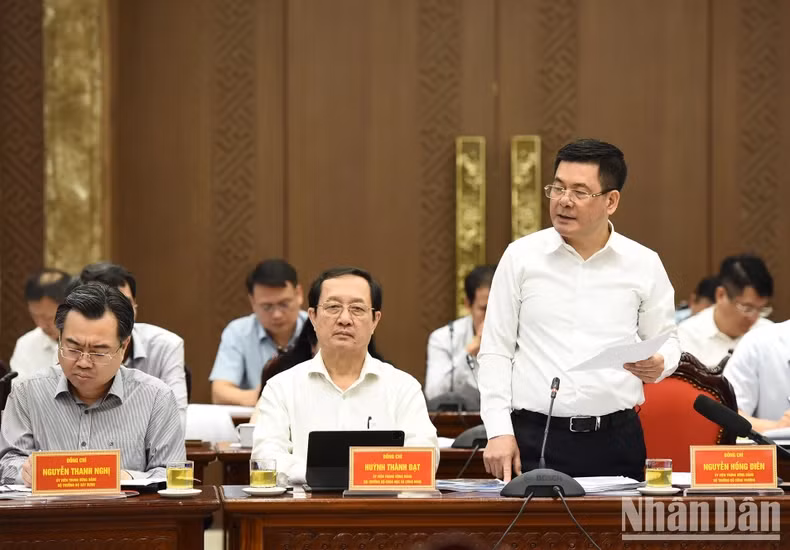 工贸部部长阮鸿延在会上作报告。