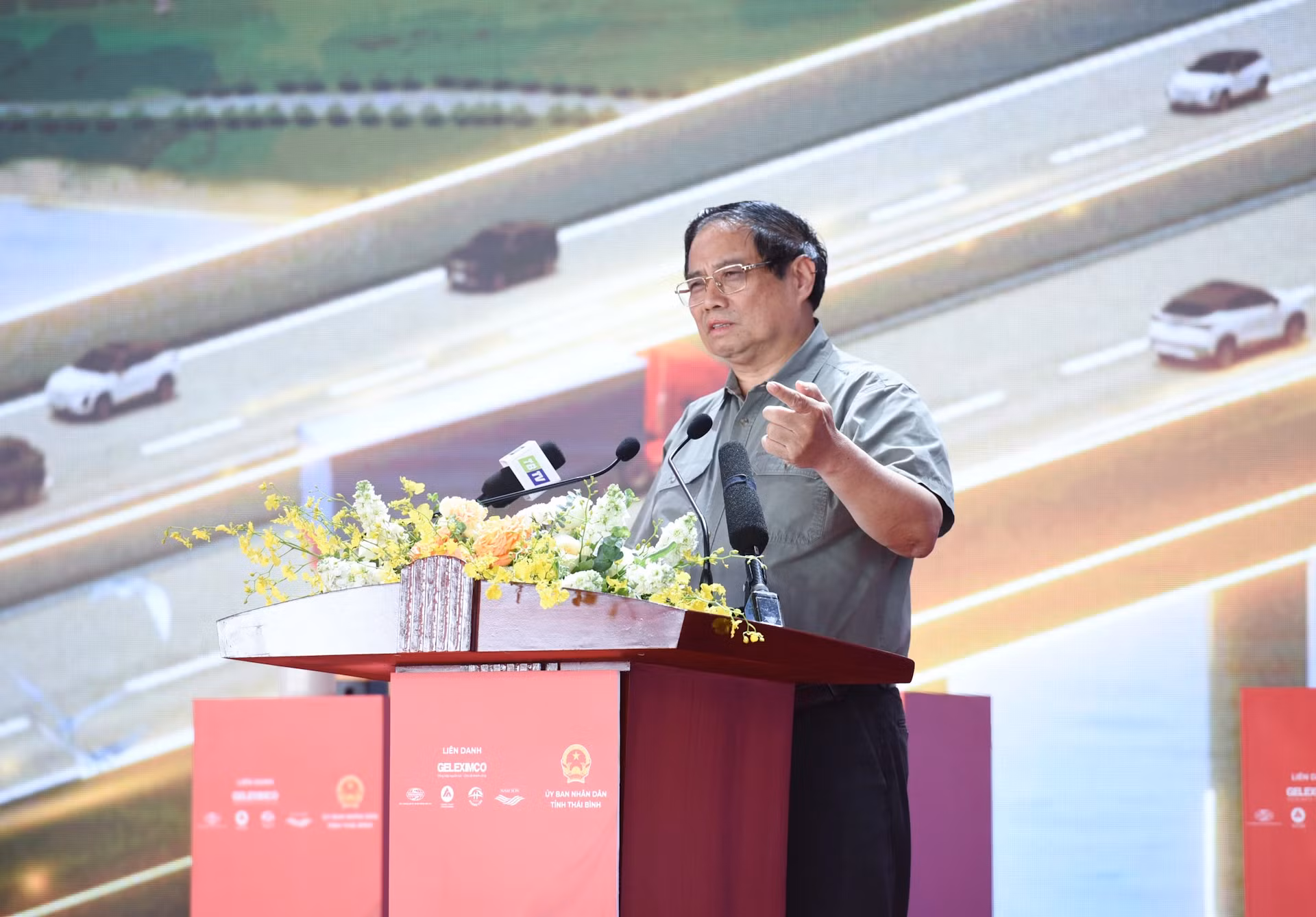 范明正总理发表讲话。