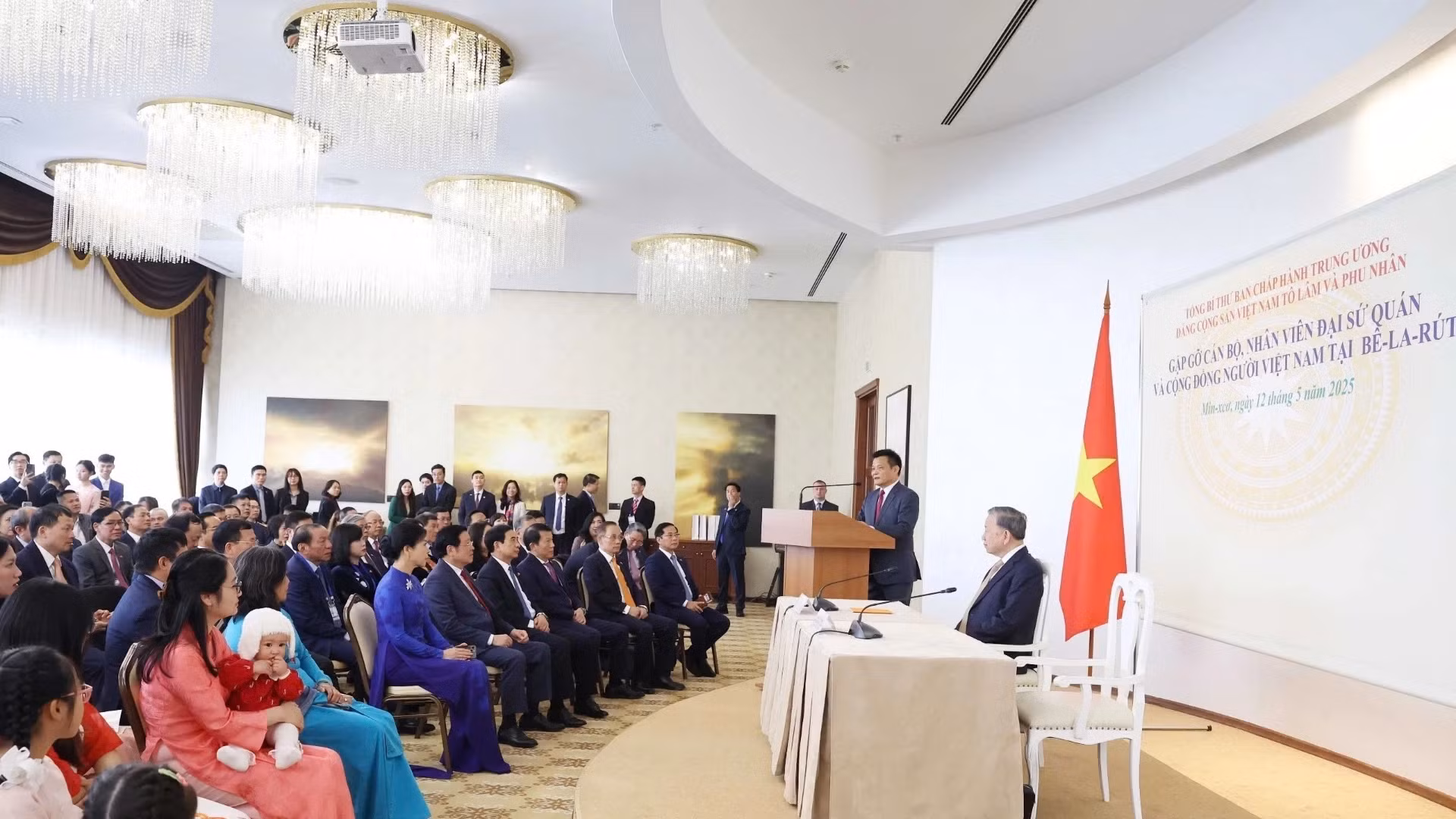苏林总书记与越南驻白俄罗斯大使馆工作人员和旅白越南人社区代表会面。