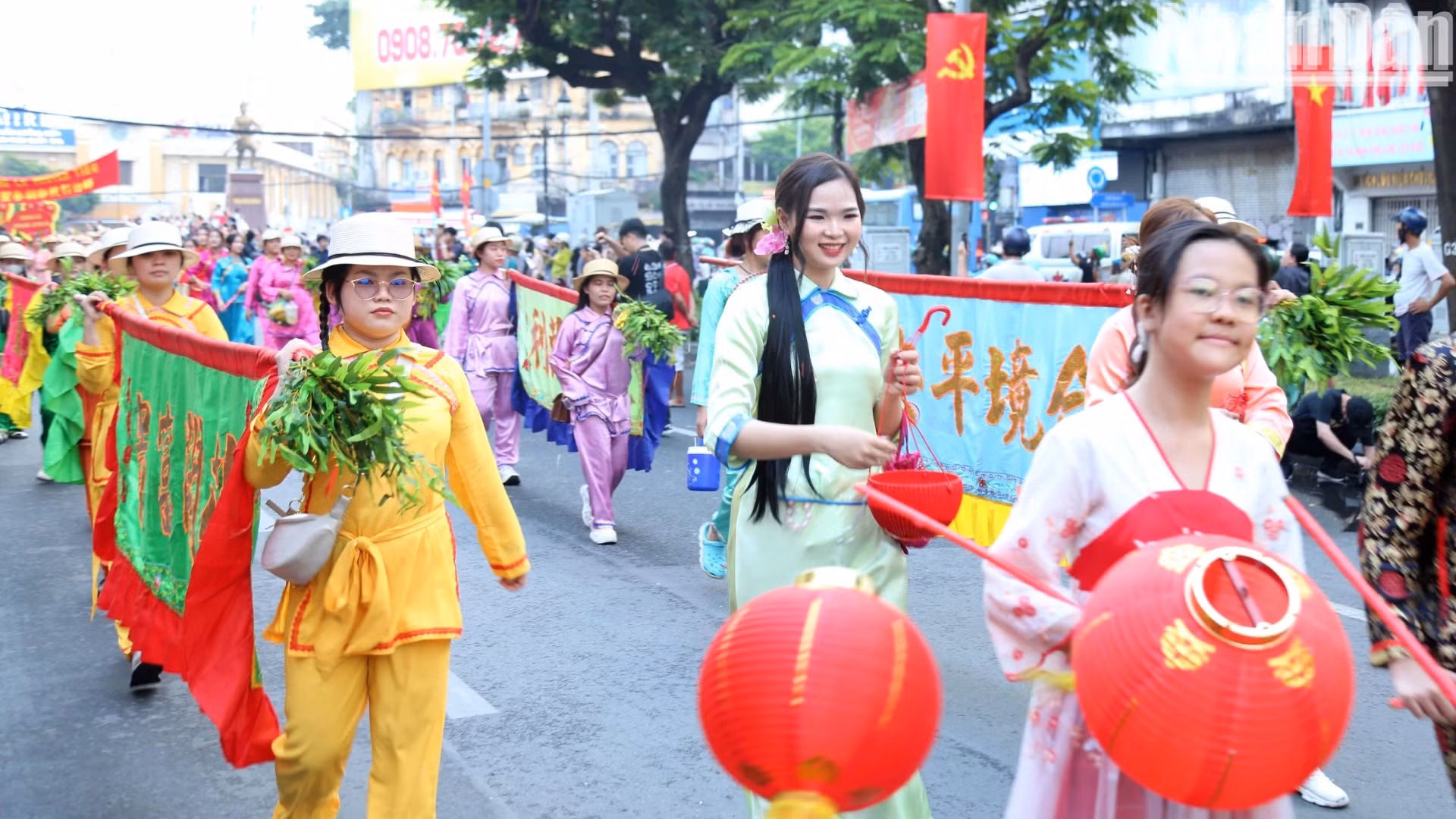 众多民众积极参加色彩缤纷的元宵节。