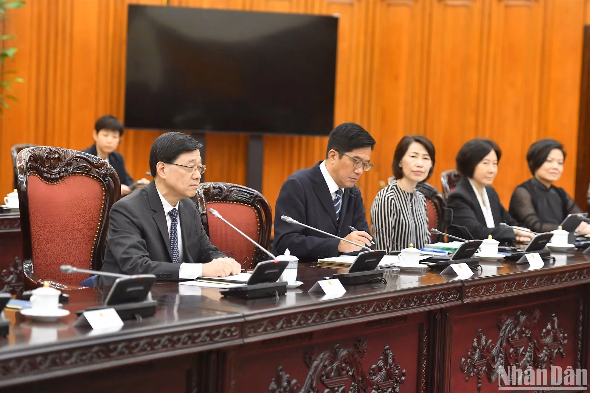 出席会谈的中国香港特别行政区行政长官李家超和各位代表。