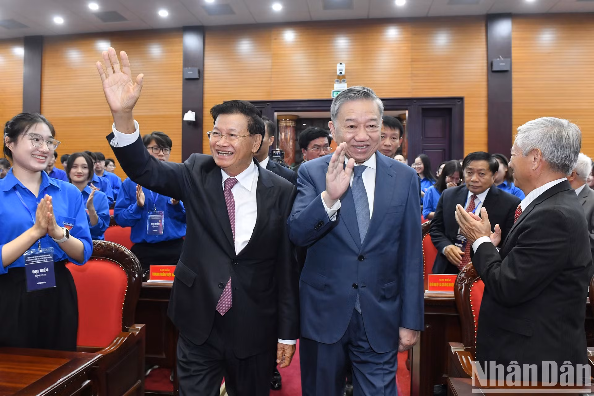 越共中央总书记、国家主席苏林与老挝人民革命党中央总书记、国家主席通论·西苏里出席见面会。