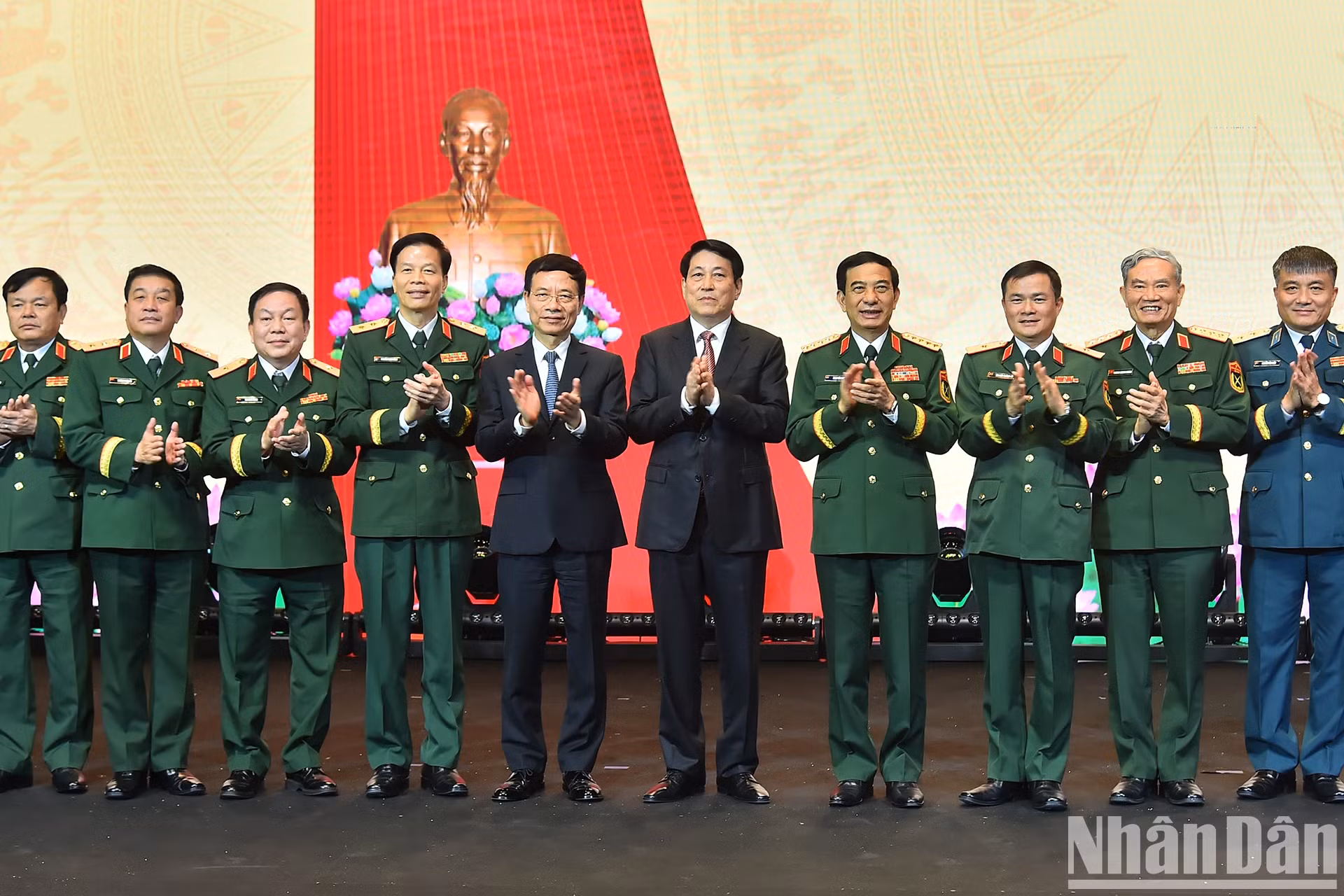 国家主席梁强与代表们合影。