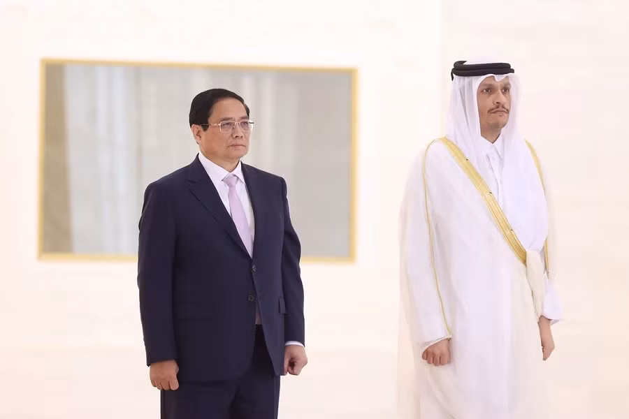 越南政府总理范明正和卡塔尔首相穆罕默德·本·阿卜杜拉赫曼·阿勒萨尼登上检阅台。