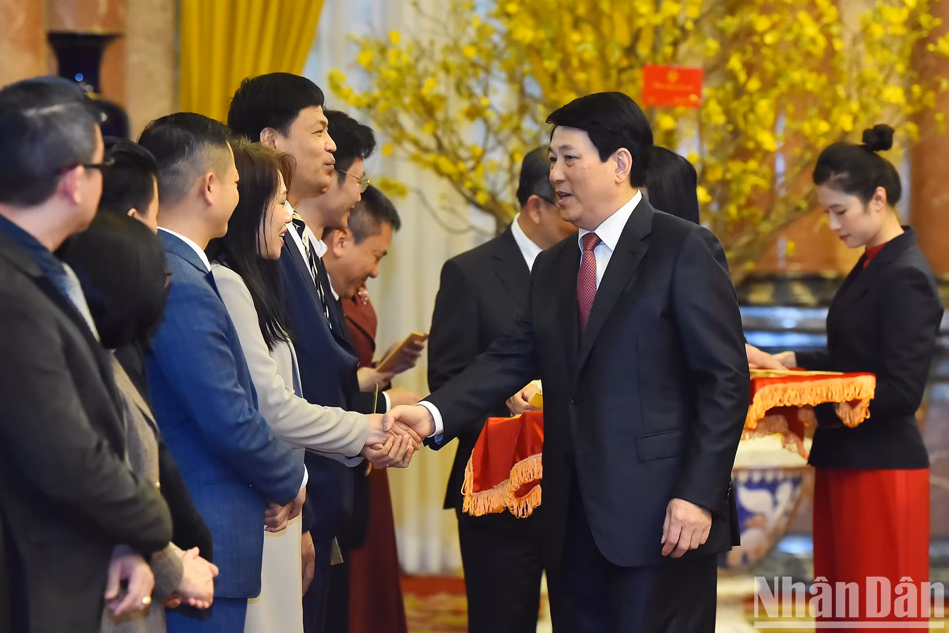 越南国家主席梁强与国家主席办公厅干部人员。