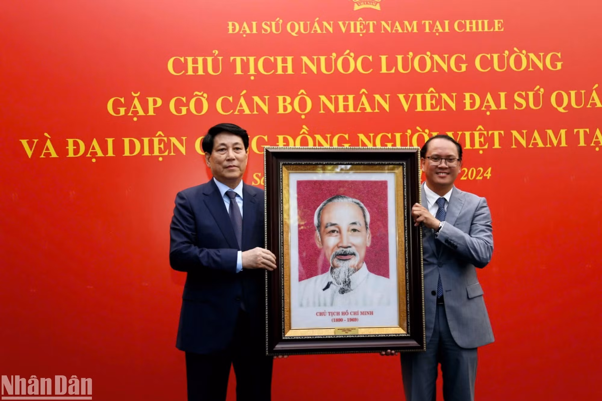 国家主席梁强向越南驻智利大使馆赠送胡志明主席肖像。
