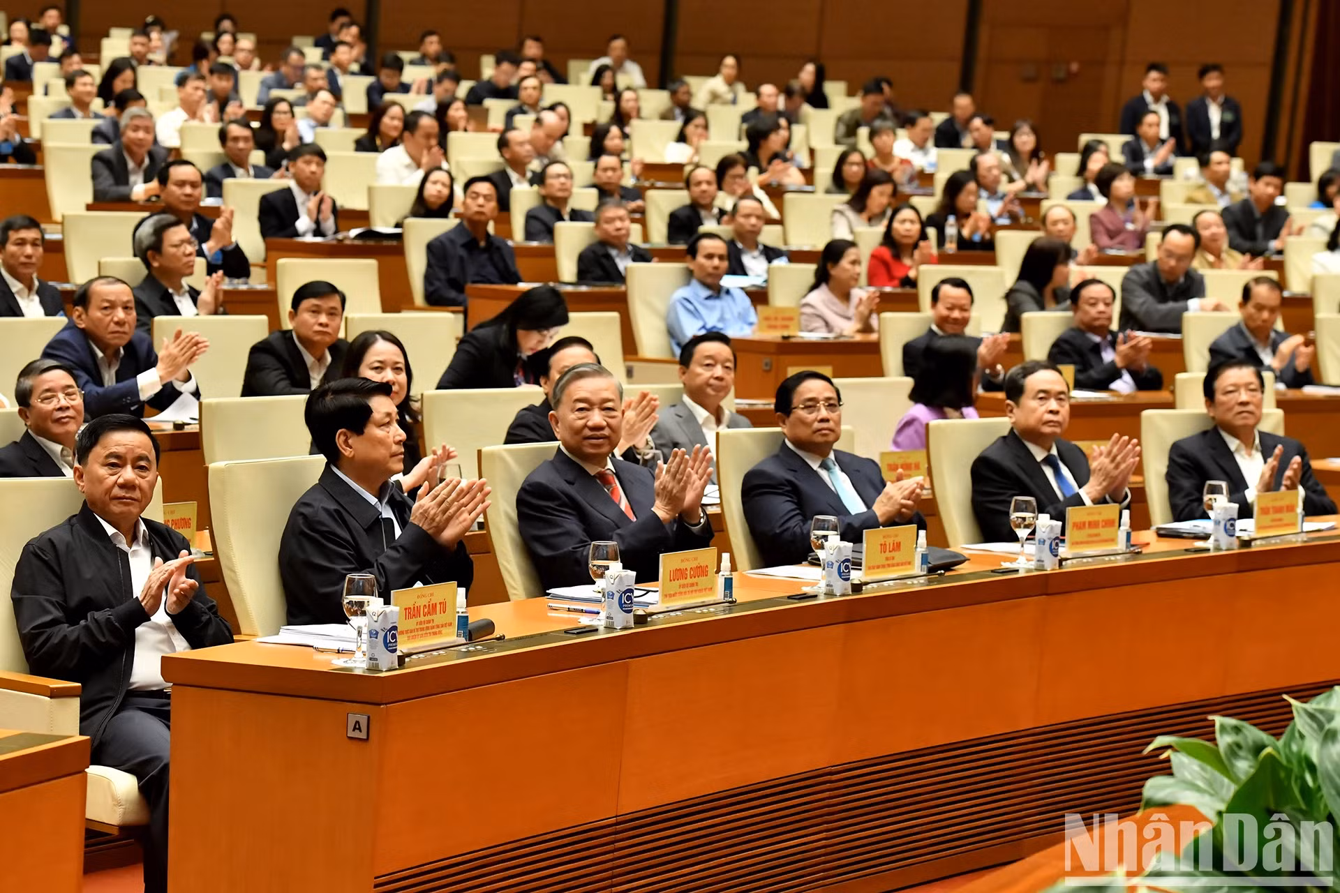 党和国家领导人及各位代表出席会议。 党和国家领导人及各位代表出席会议。