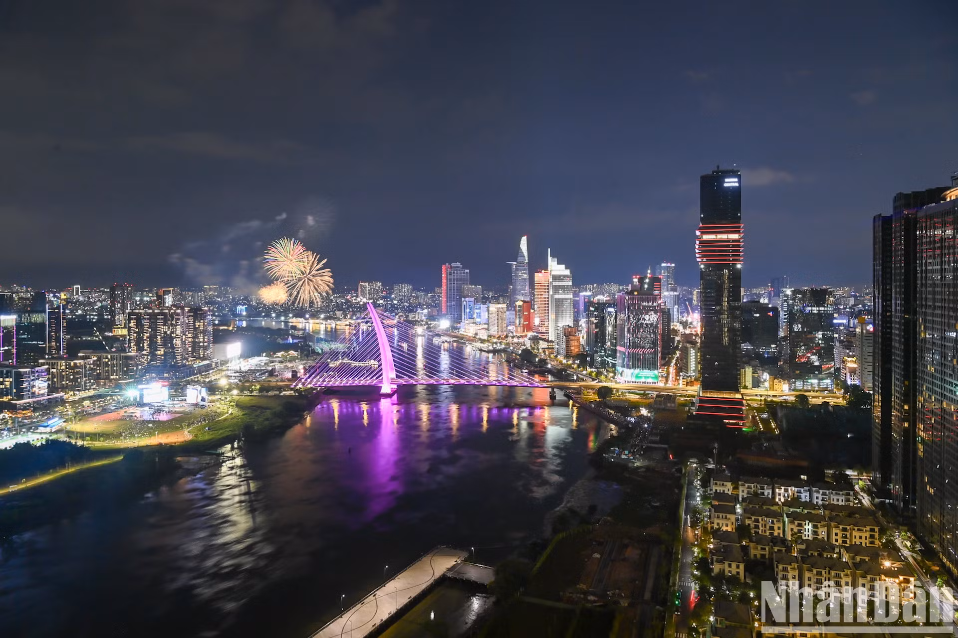 上述活动是“以胡伯伯名字命名的城市之色彩”系列文化体育活动的一部分。高空烟花表演位于西贡河滨公园（守德市）。