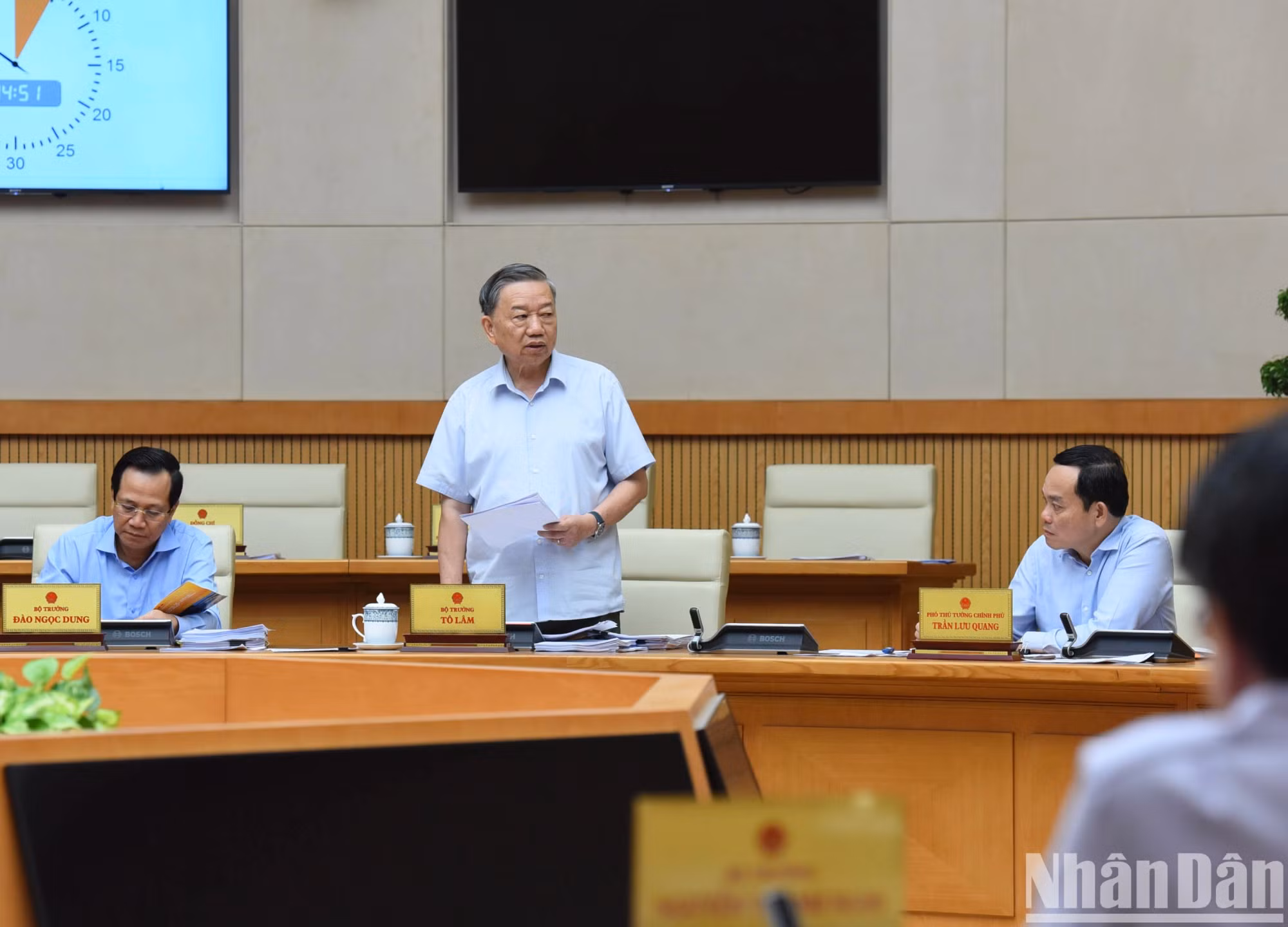 越南公安部部长苏林在会上发表讲话。