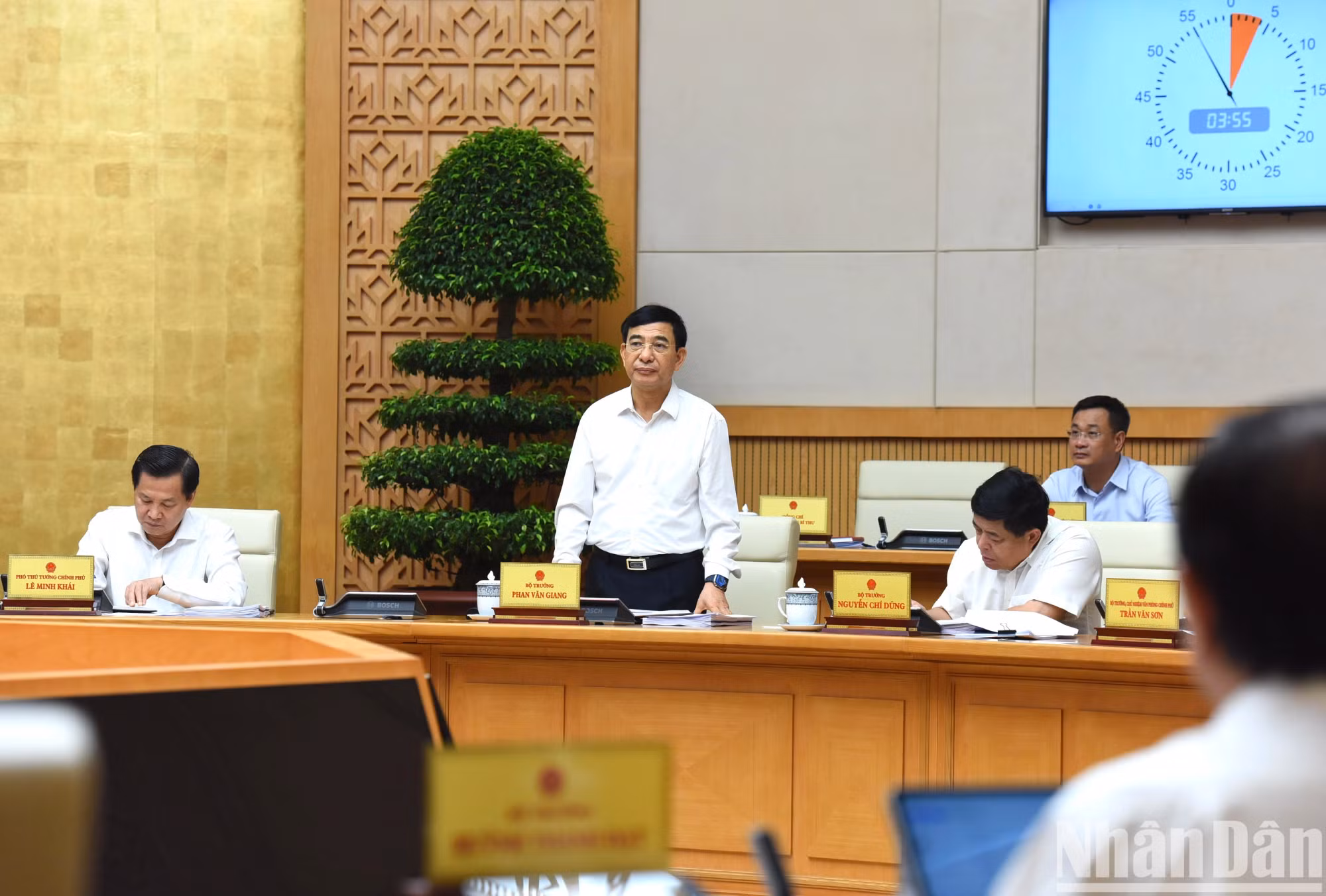 越南国防部部长潘文江在会上发表讲话。