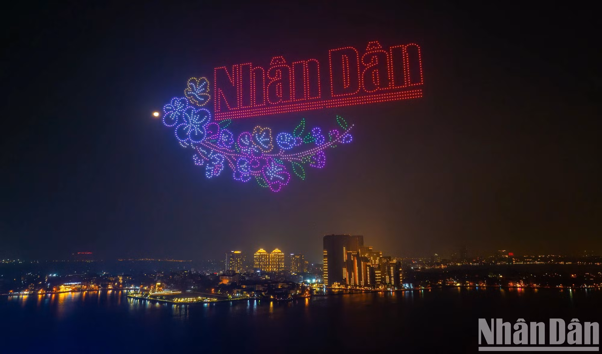 《人民报》社的报章标志在夜空中熠熠生辉。