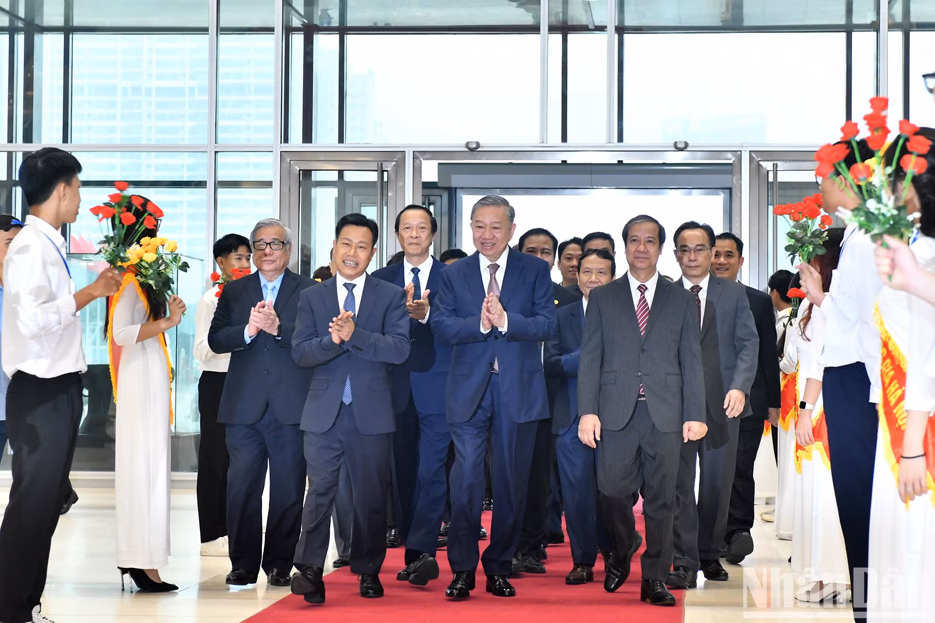 越共中央总书记苏林出席见面会。
