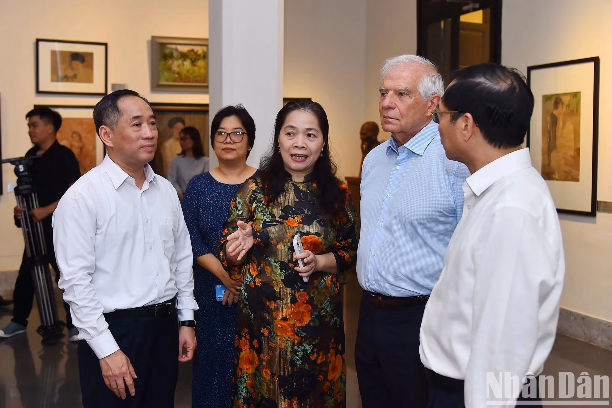 越南外交部长裴青山与欧盟委员会副主席博雷利听取了越南历代绘画的介绍。
