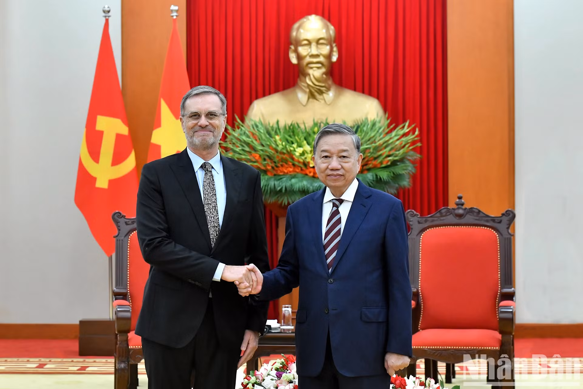 苏林总书记与法国驻越大使奥利维耶·布罗谢。