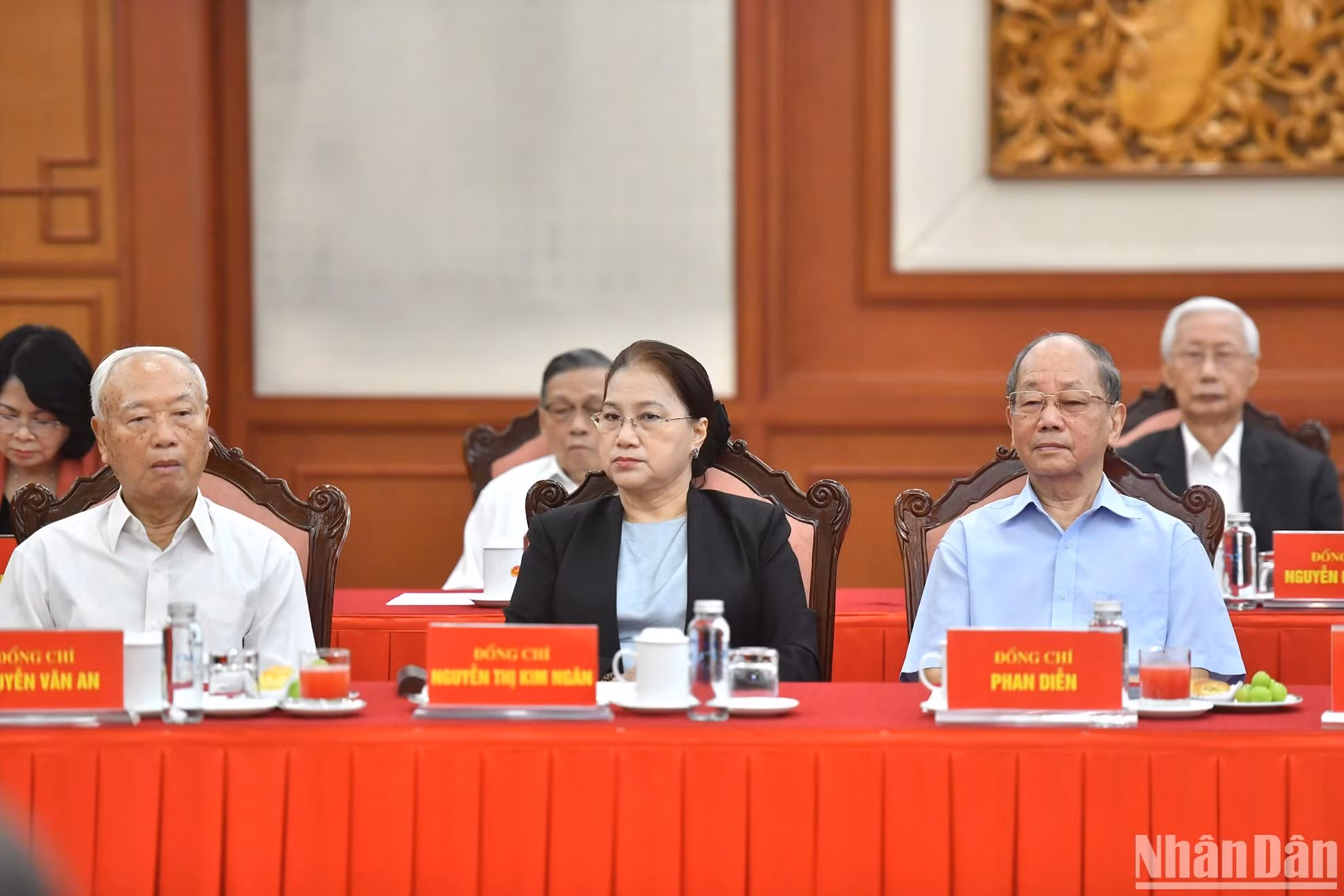 党和国家前领导人出席会议。