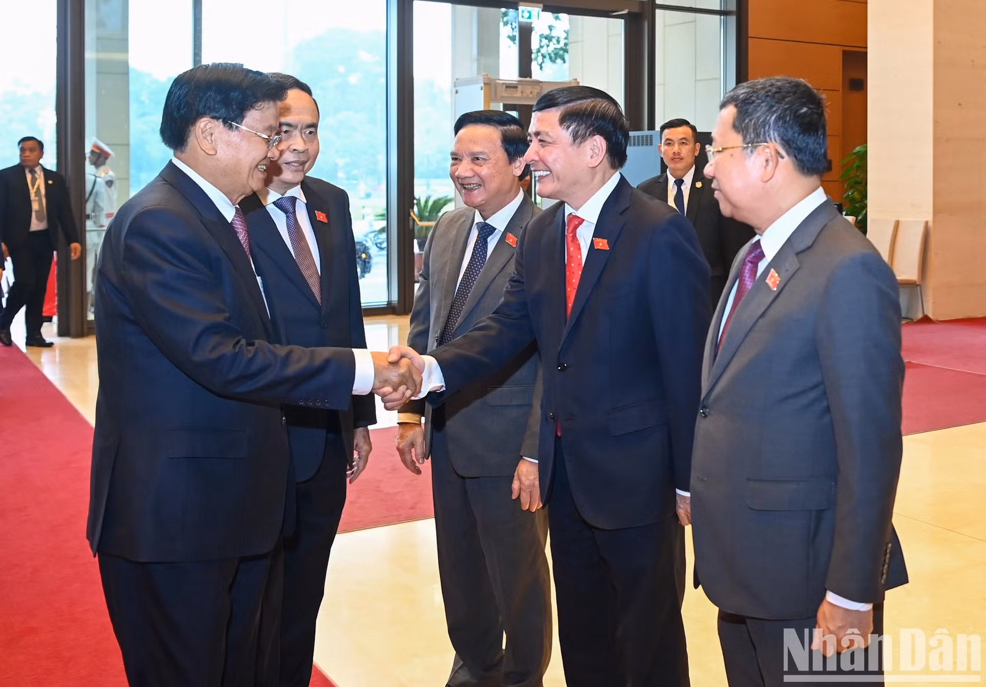 越南国会主席陈青敏向老挝人民革命党中央总书记、国家主席通伦·西苏里介绍越南国会代表。 越南国会主席陈青敏向老挝人民革命党中央总书记、国家主席通伦·西苏里介绍越南国会代表。
