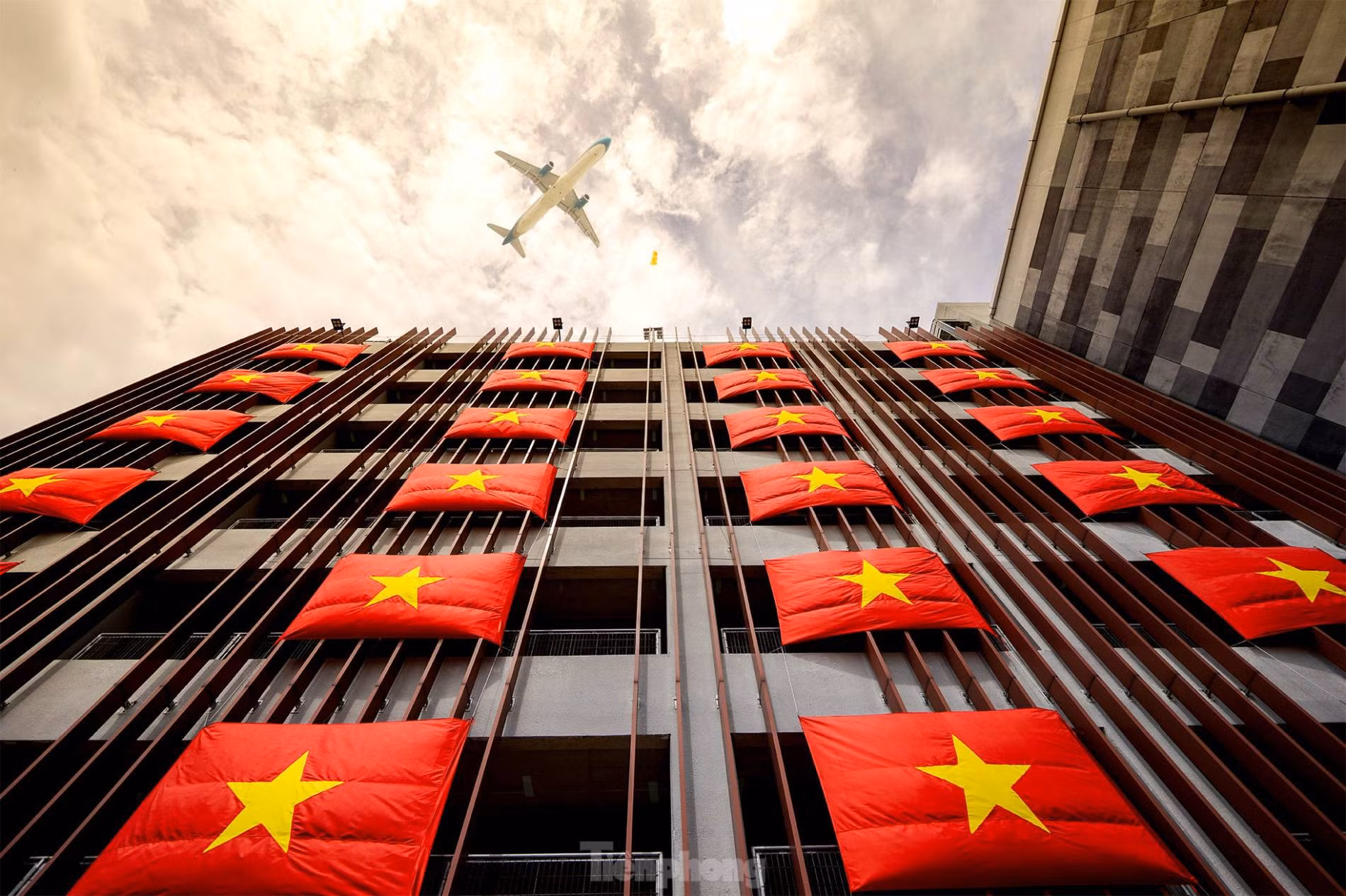胡志明市办公楼悬挂着国旗。（图片来源：《前锋报》）