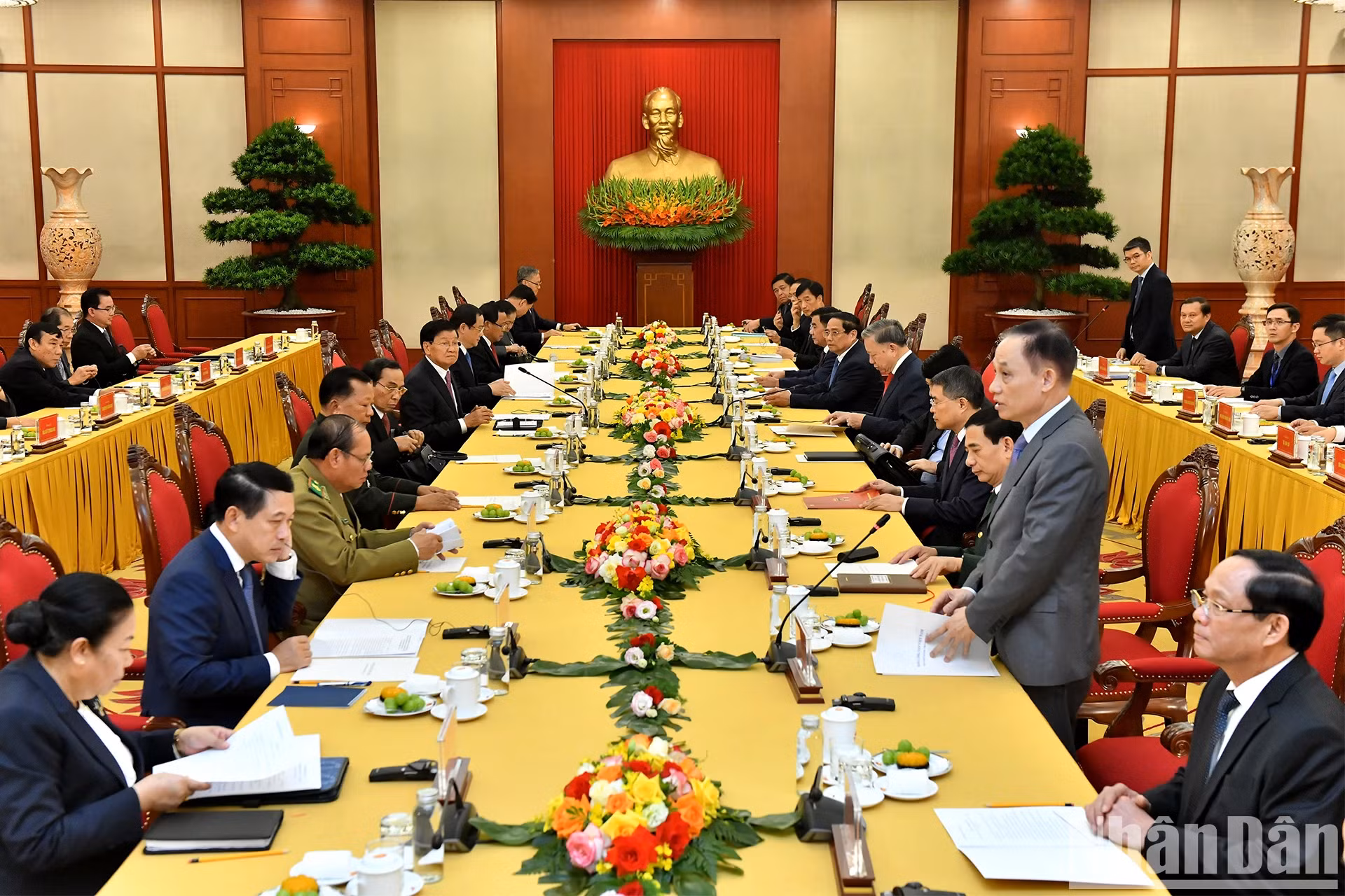越共中央书记处书记、中央对外部部长黎怀忠在会晤中发表讲话。