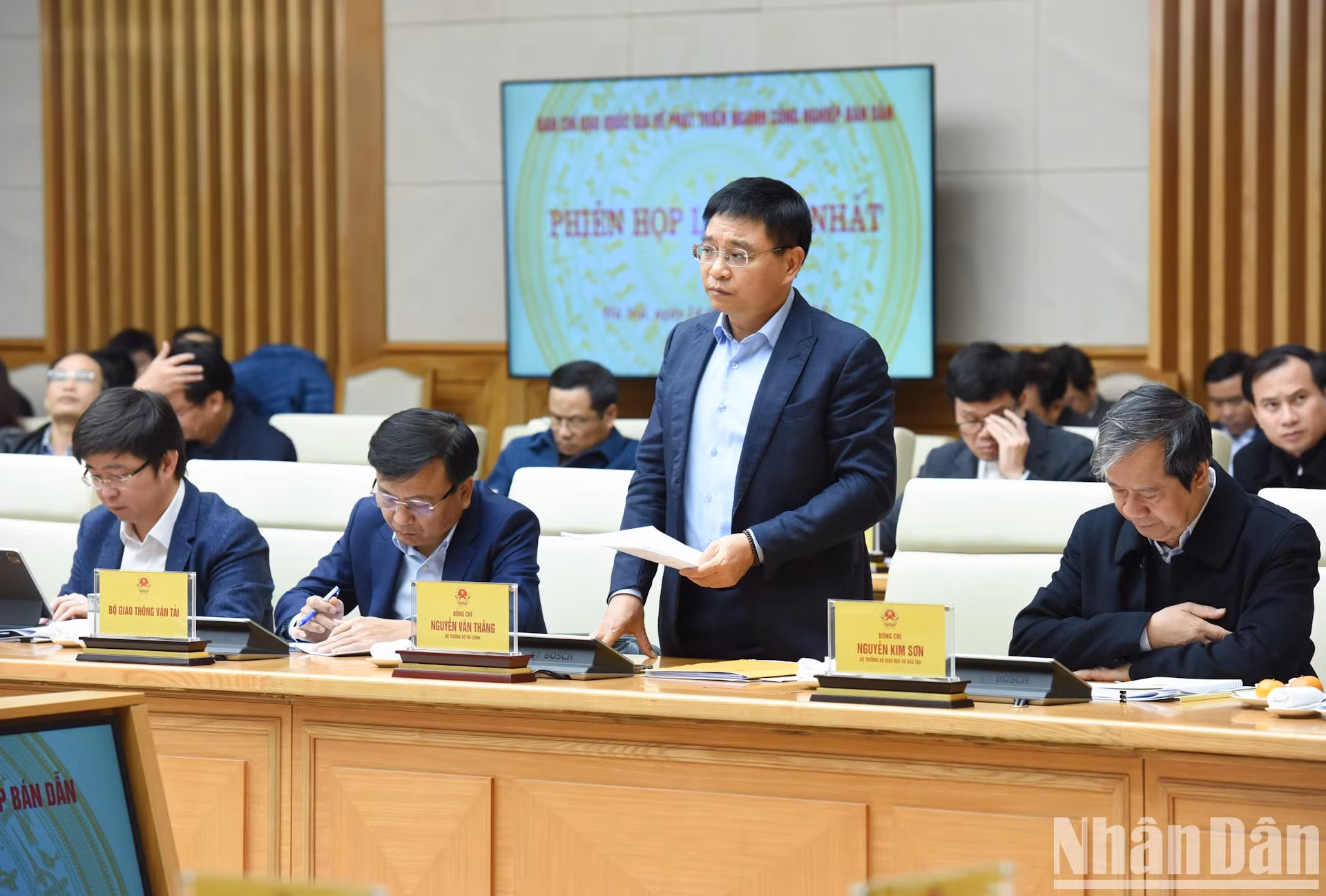 财政部部长阮文胜发表讲话。