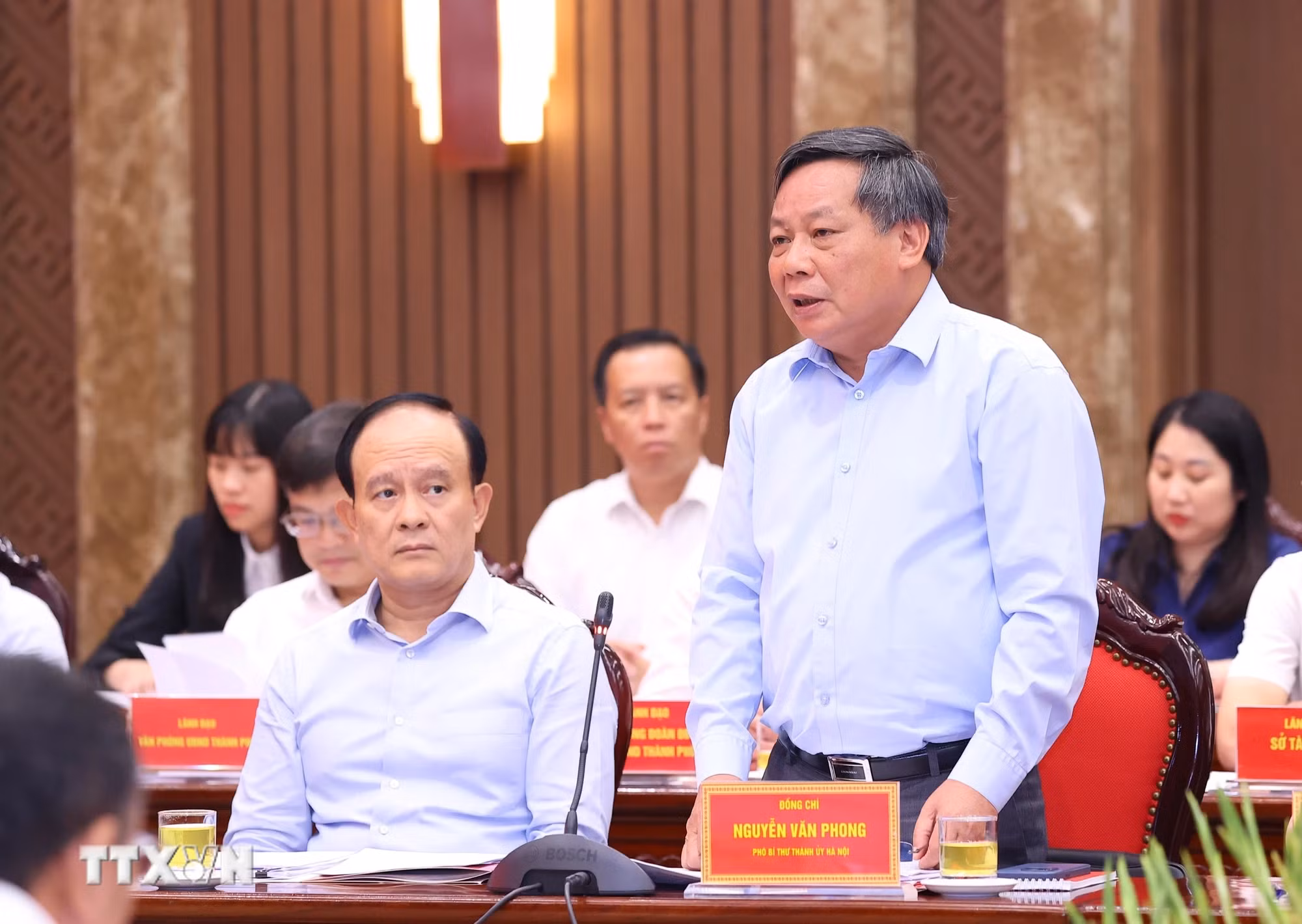 河内市委副书记阮文峰在会上作报告。