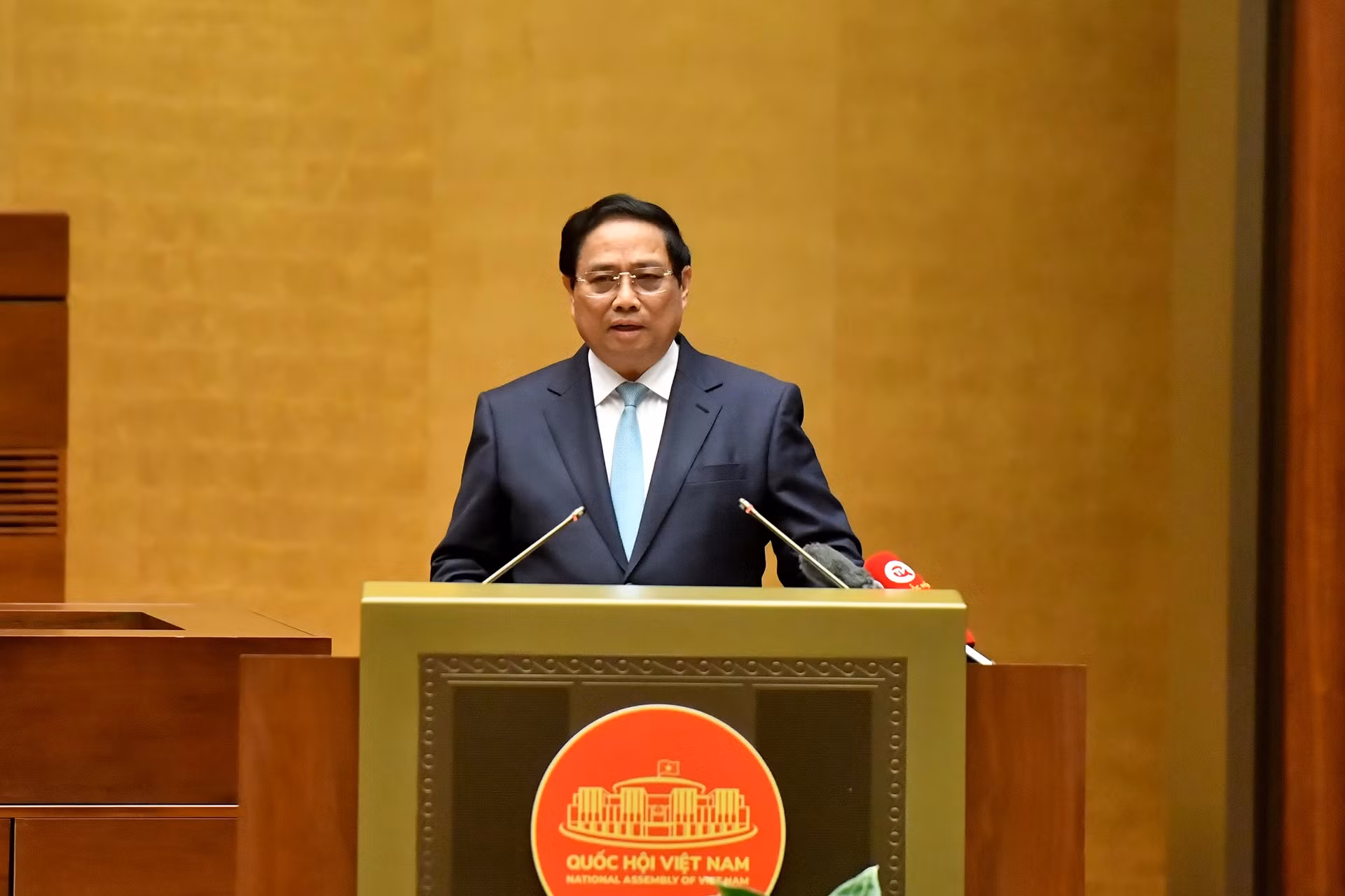 越共中央政治局委员、政府总理范明正在会上发言。 越共中央政治局委员、政府总理范明正在会上发言。