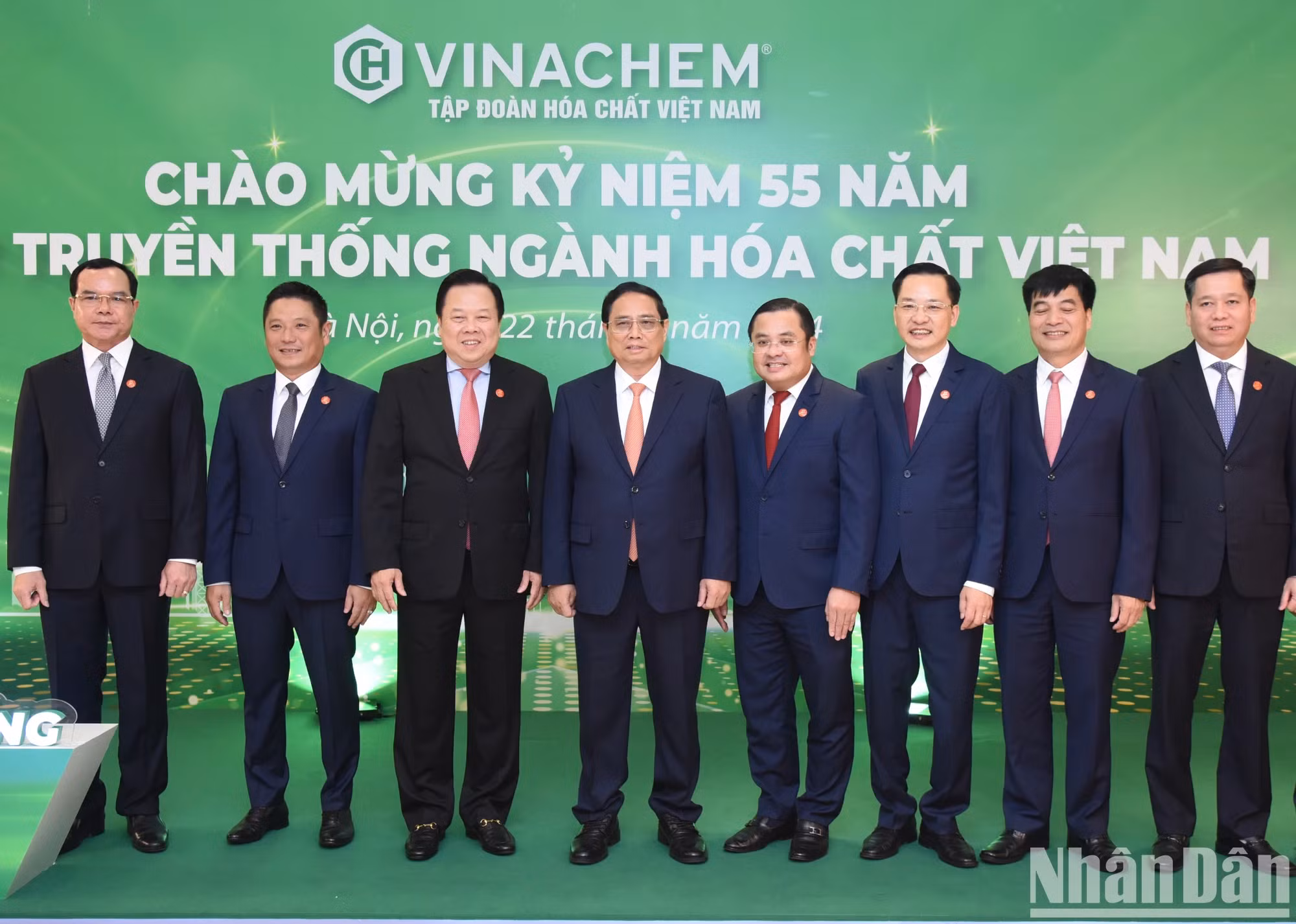 越南政府总理范明正与各位代表。