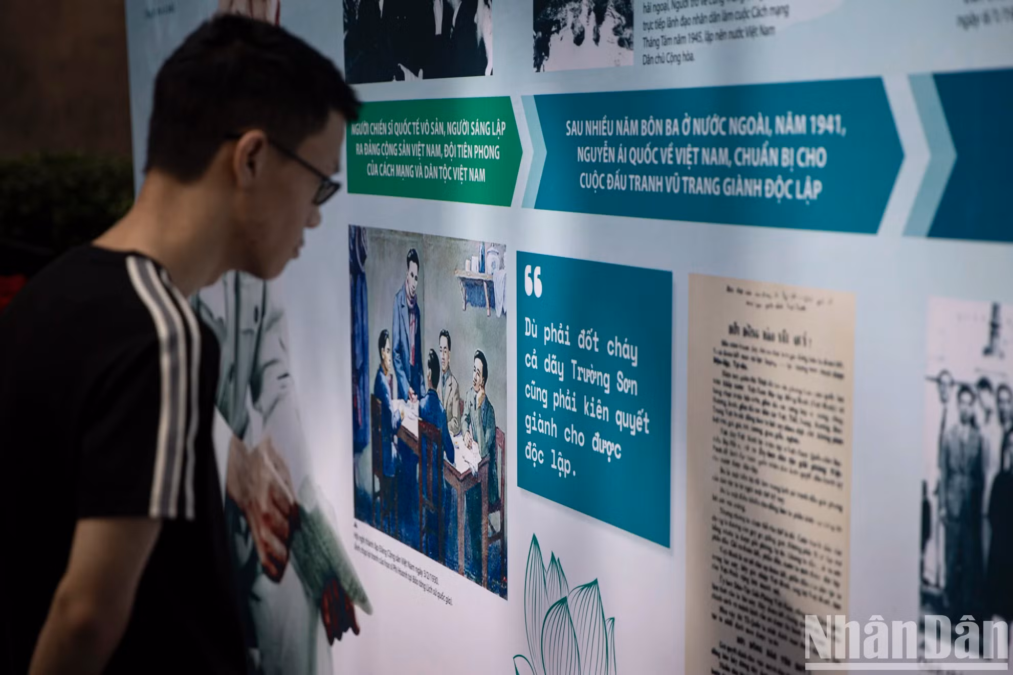 展览空间设计开放，面向还剑湖，营造出亲切而庄重的氛围。