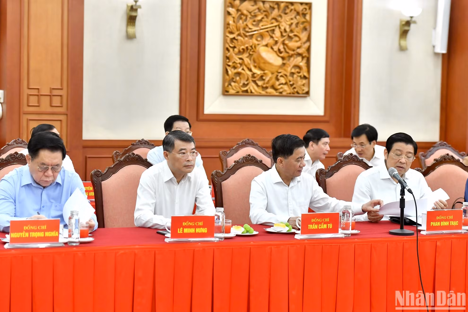 党和国家领导人出席会议。