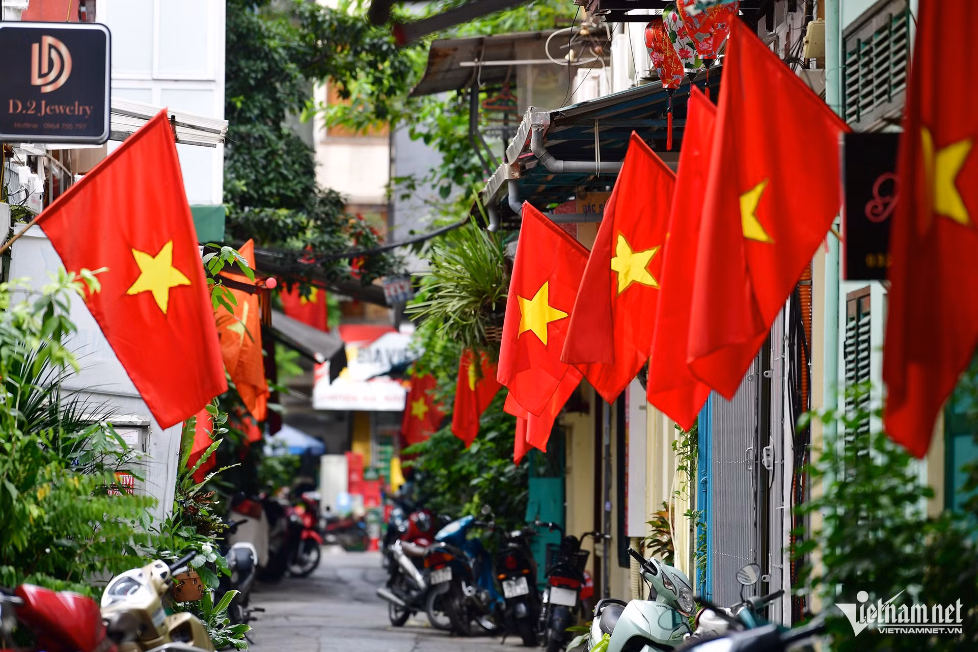 河内市还剑郡街头同时悬挂旗帜,呈现出绚丽的红色。(南庆 摄) 河内市还剑郡街头同时悬挂旗帜,呈现出绚丽的红色。(南庆 摄)
