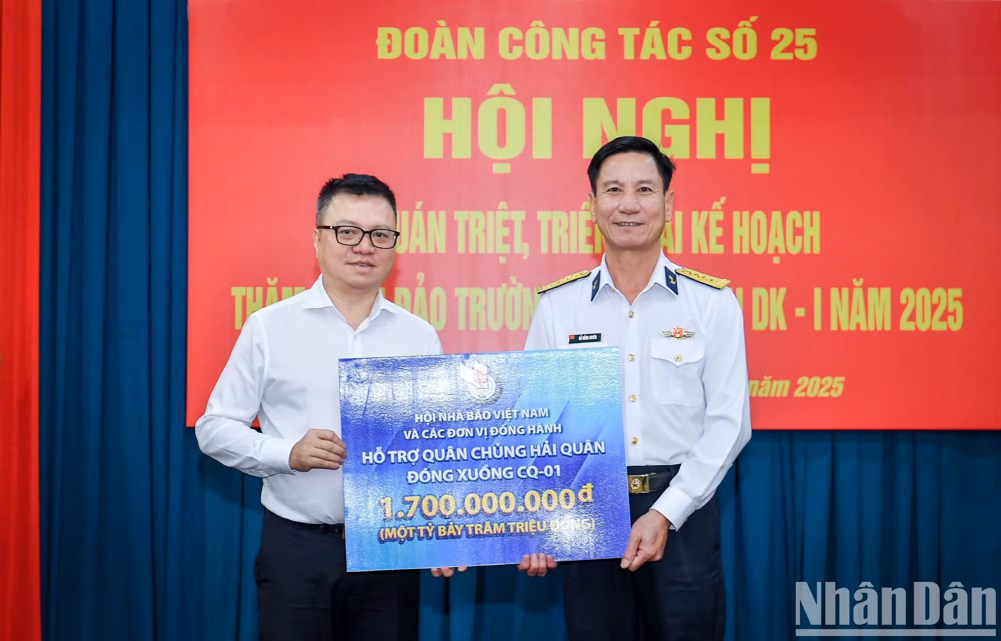 黎国明同志代表越南新闻工作者协会向海军军种赠送礼物。