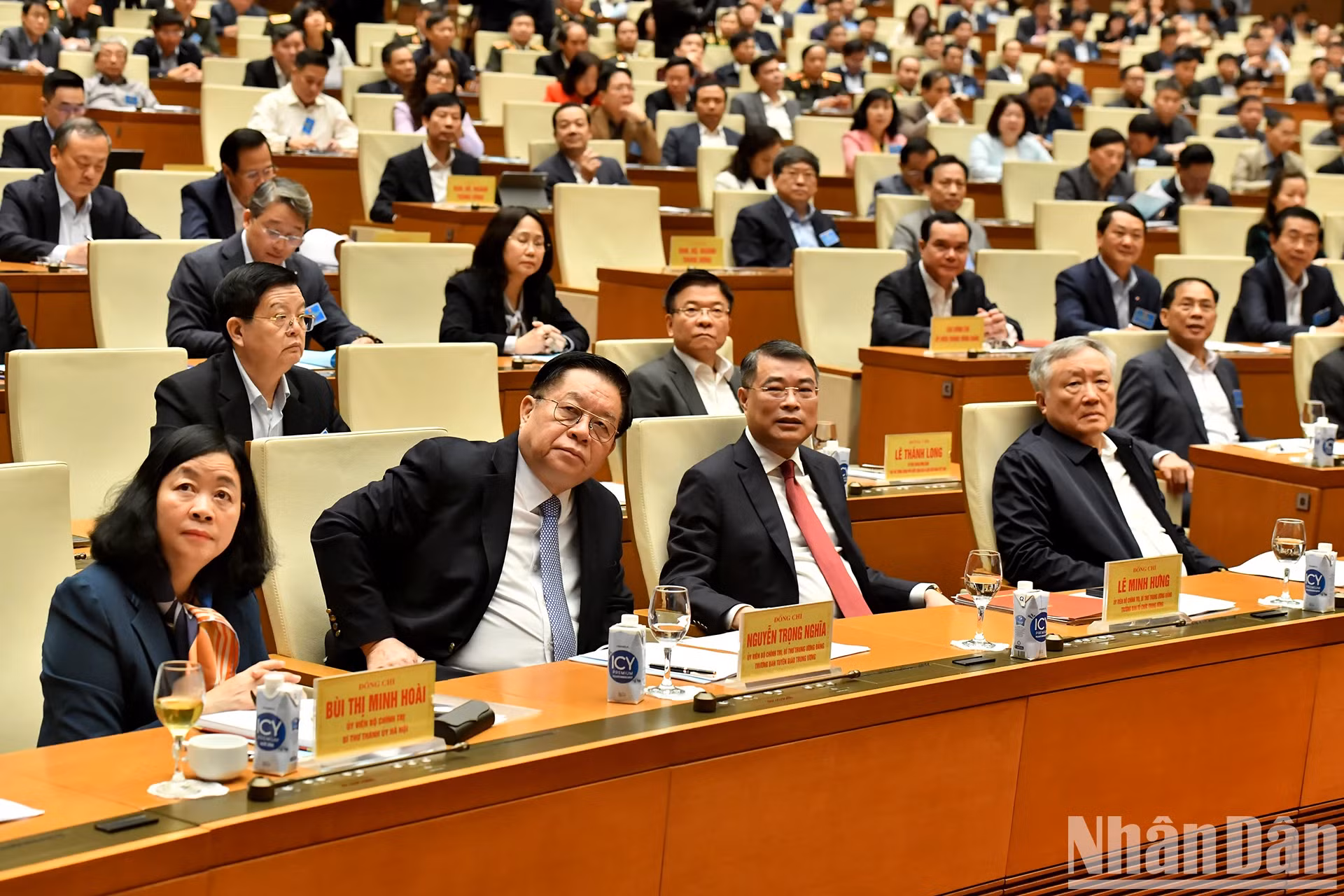 党和国家领导人及各位代表出席会议。 党和国家领导人及各位代表出席会议。