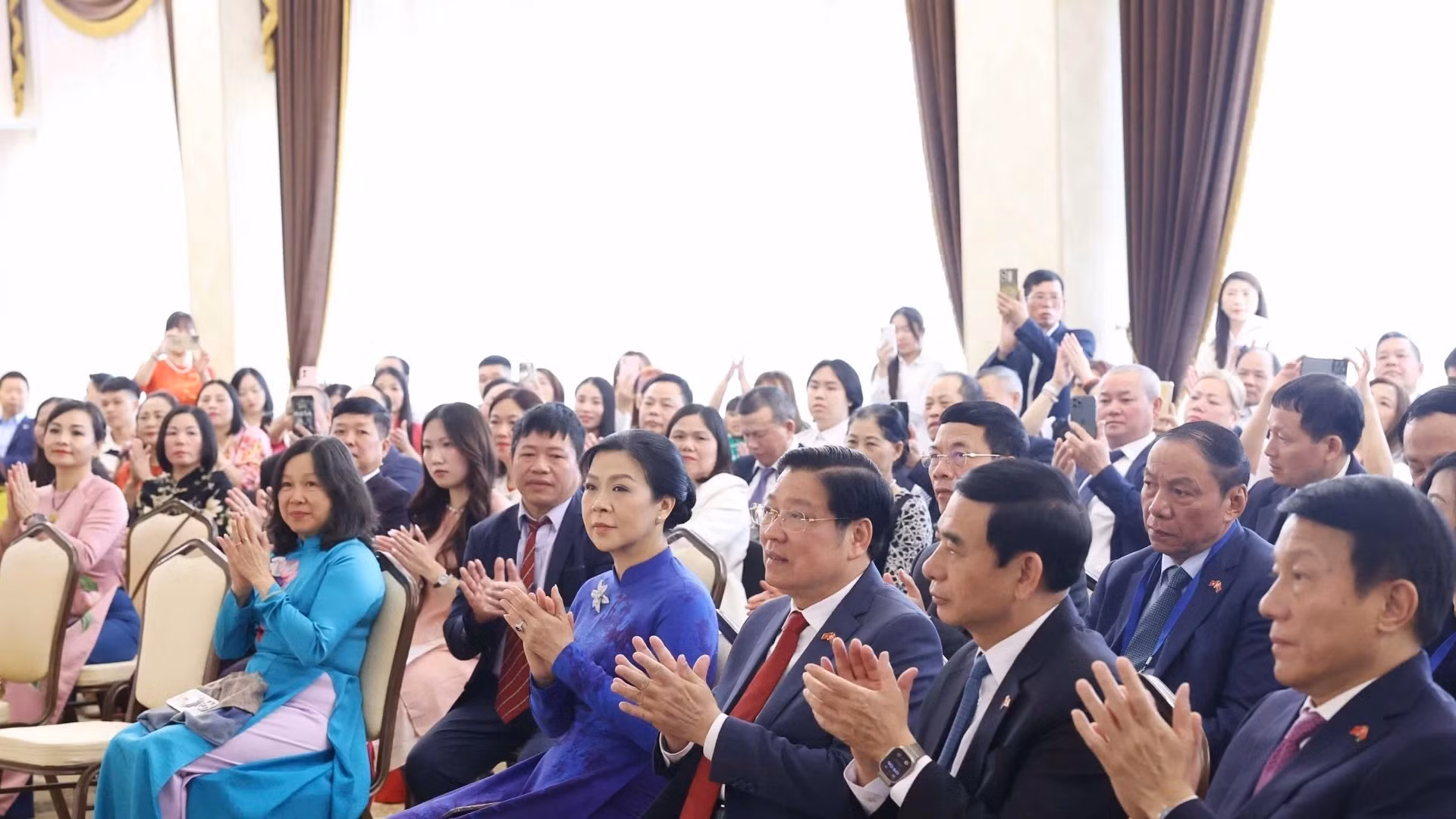 苏林总书记夫人吴芳璃和各位代表出席会面。