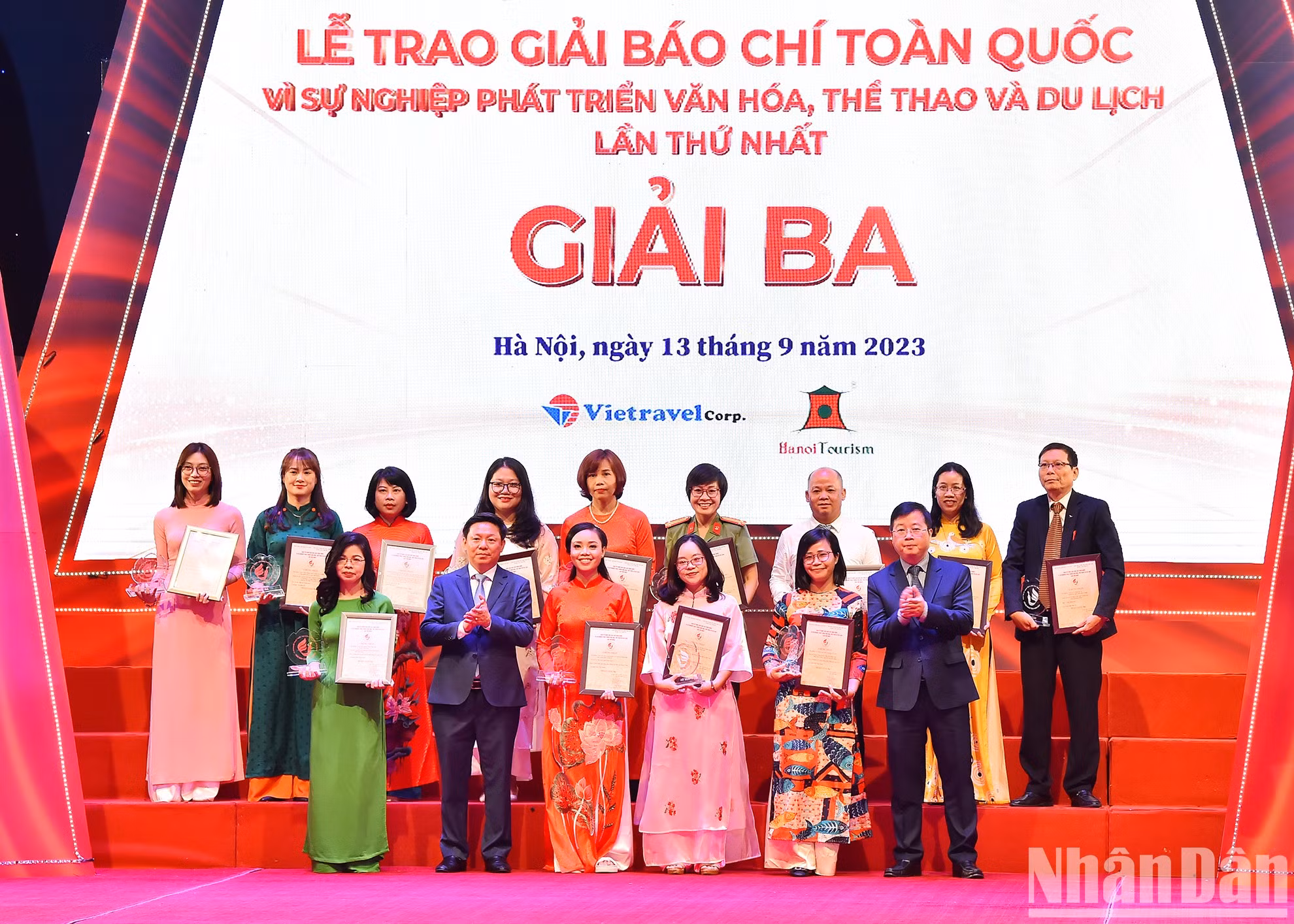 越共中央宣教部副部长陈青林与通信传媒部副部长阮青林向获奖的作者和作者组代表授予三等奖。
