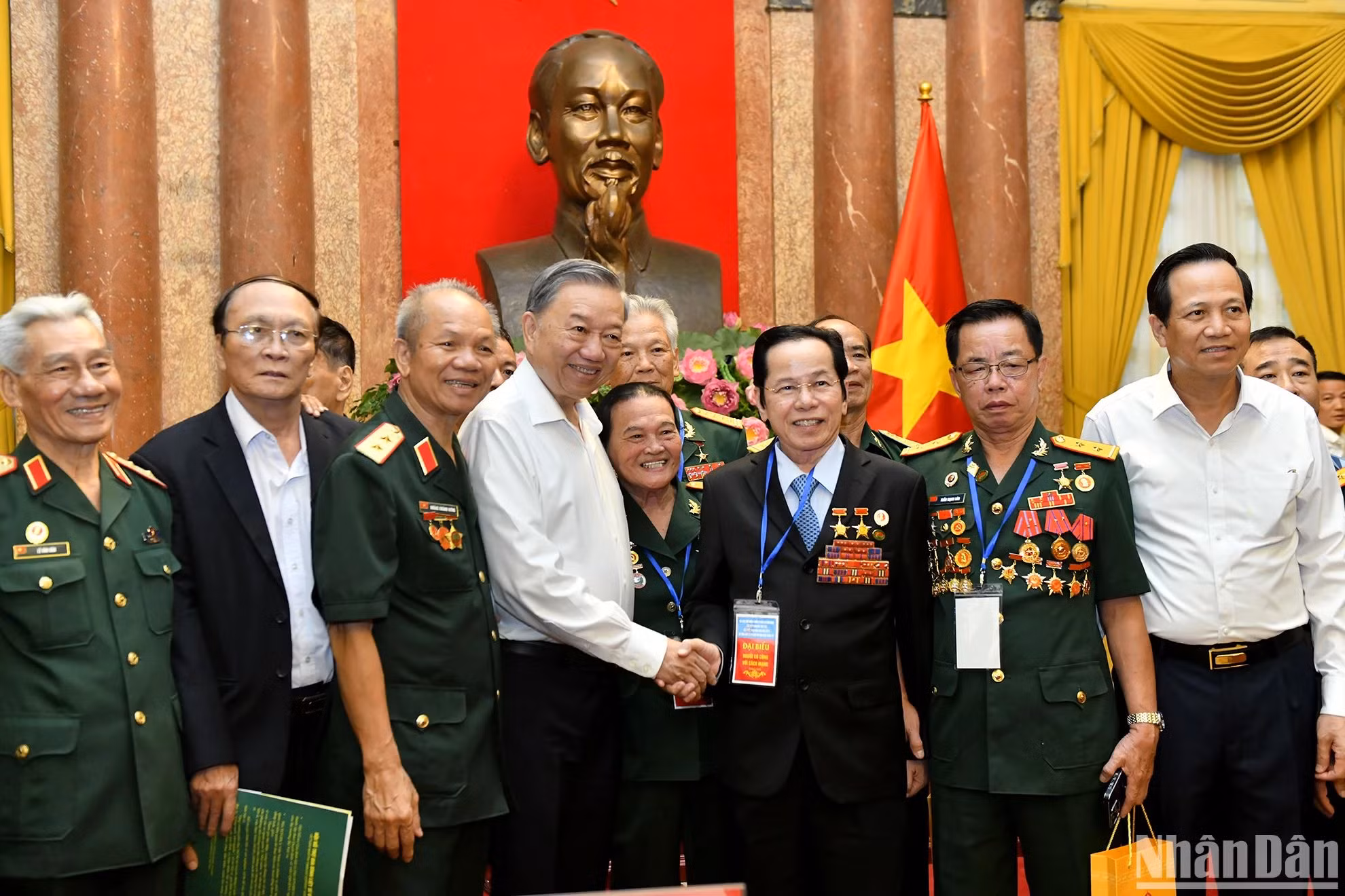 国家主席苏林与各位代表。