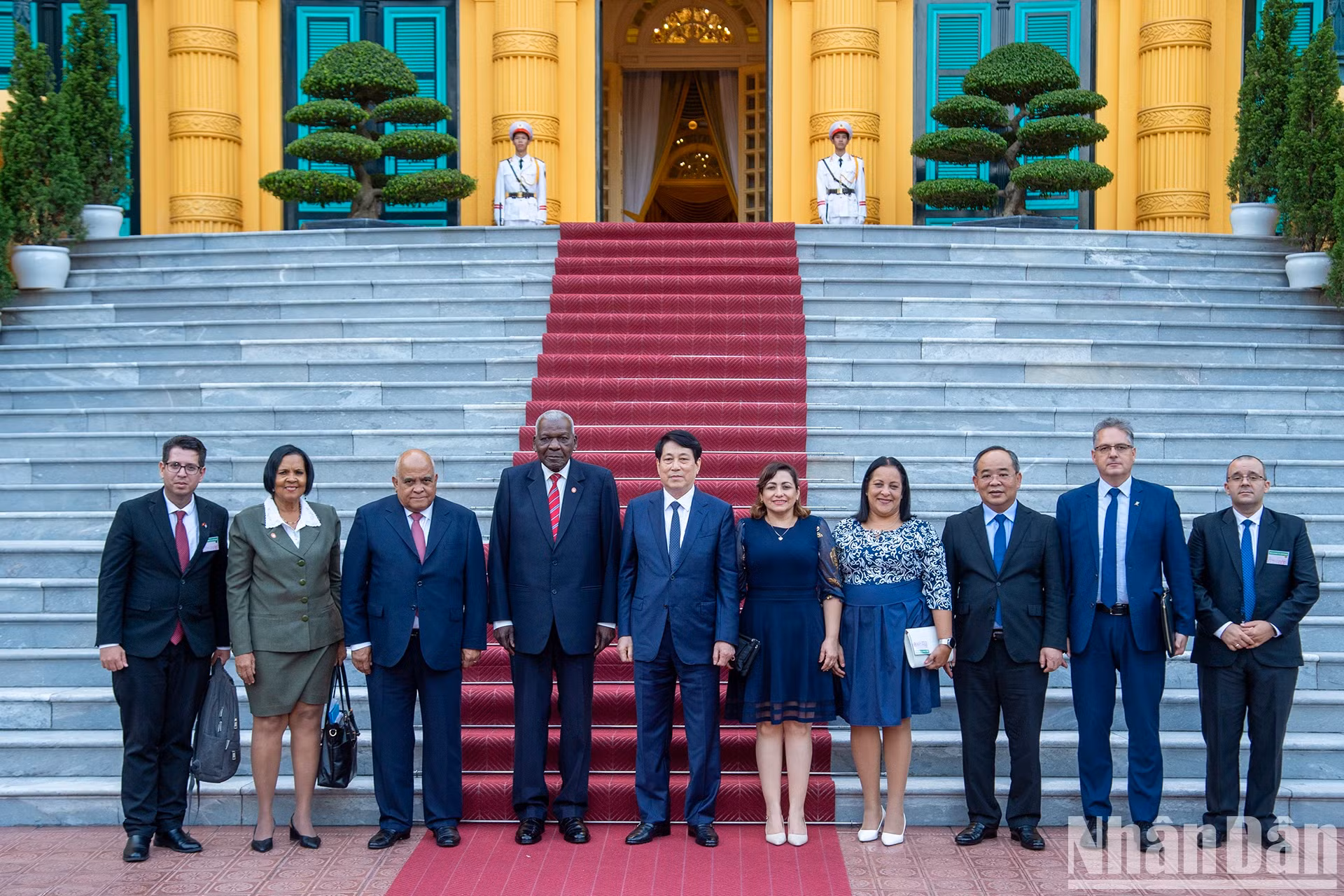 越南国家主席梁强与古巴全国人民政权代表大会主席埃斯特万和各位代表合影。