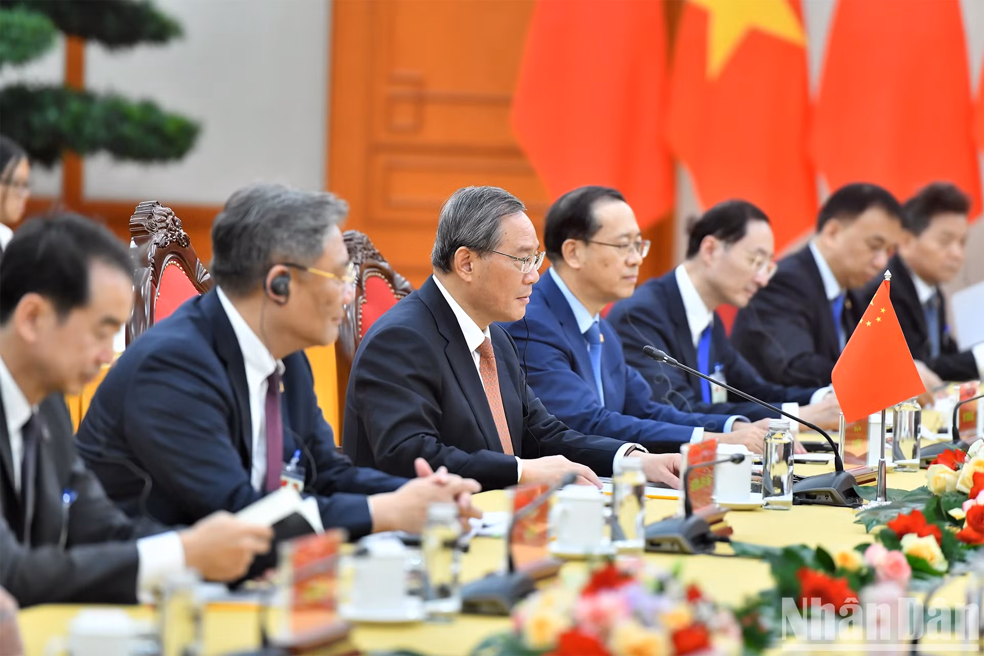 中国国务院总理李强与中方代表。