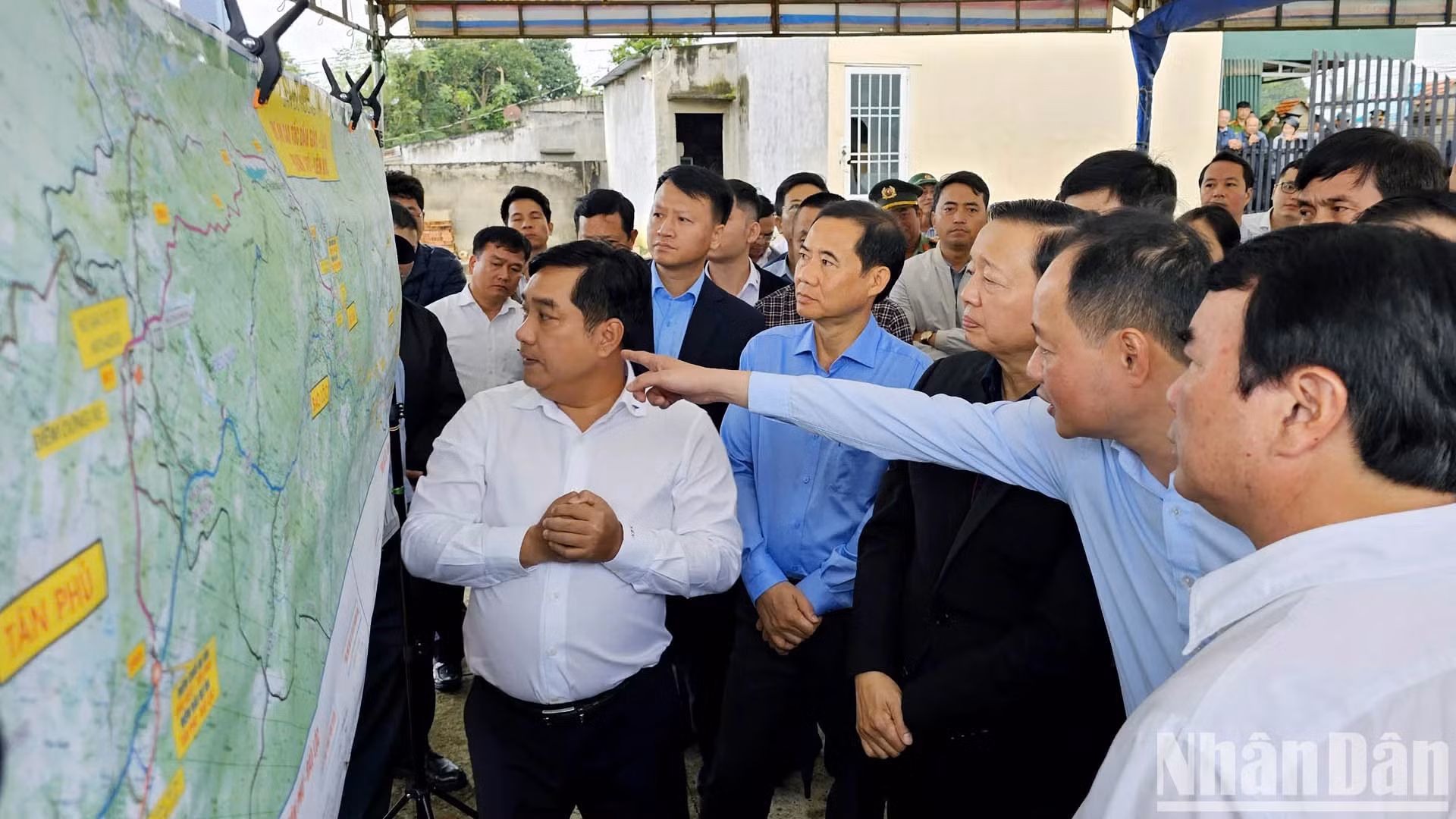林同省人民委员会主席陈红泰向政府副总理陈红河介绍保禄-连姜高速公路建设项目。