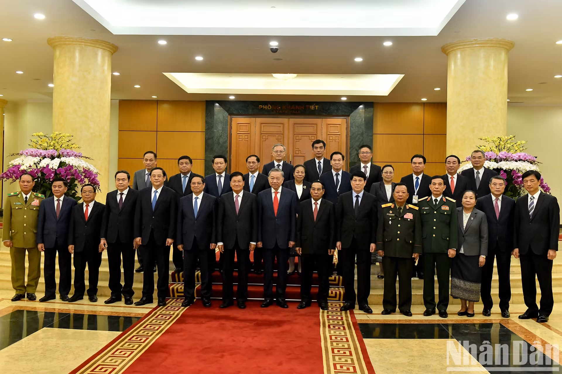 越共中央总书记、国家主席苏林与老挝人民革命党中央总书记、国家主席通伦·西苏里和两国领导人合影。