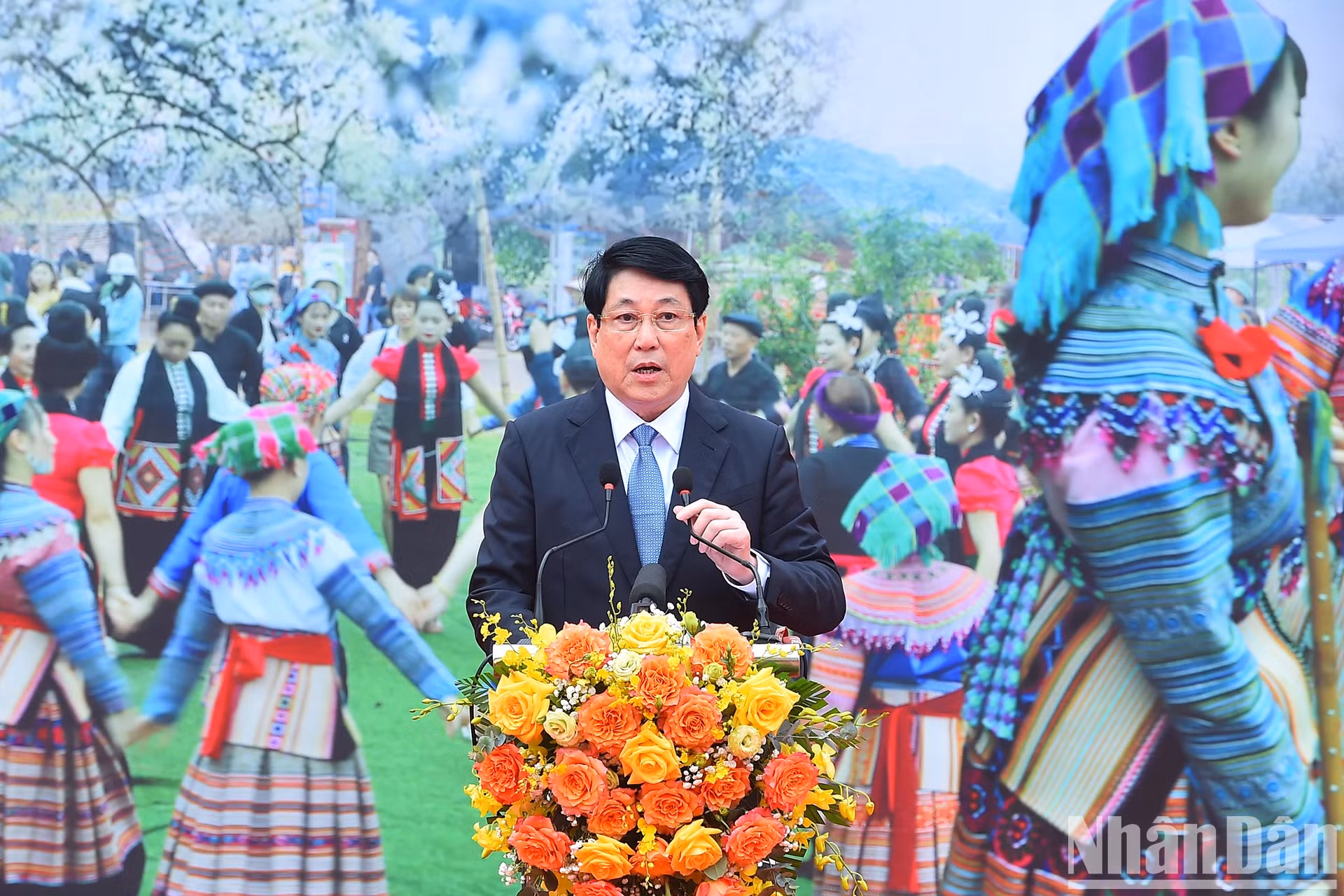 国家主席梁强发表讲话。