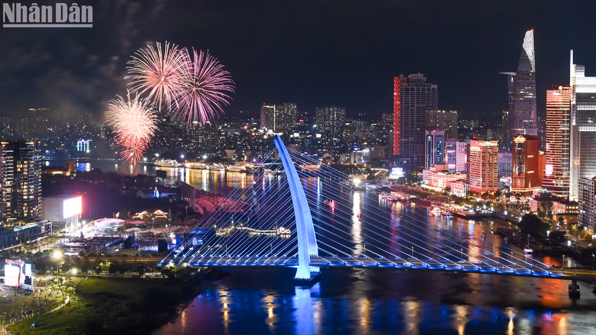 烟花照亮西贡河 庆祝国家统一50周年【组图】