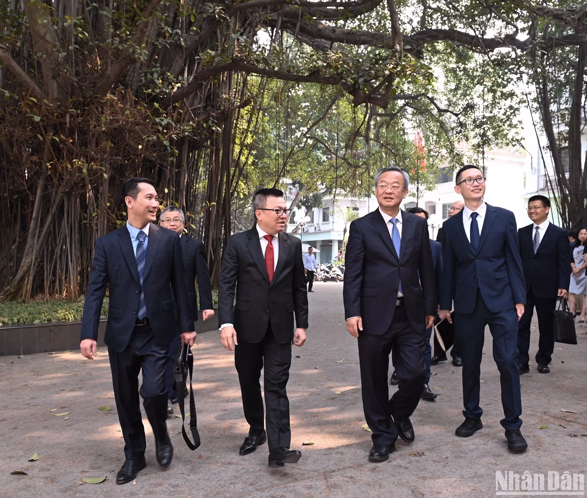 双方代表参观《人民报》社总部园区。