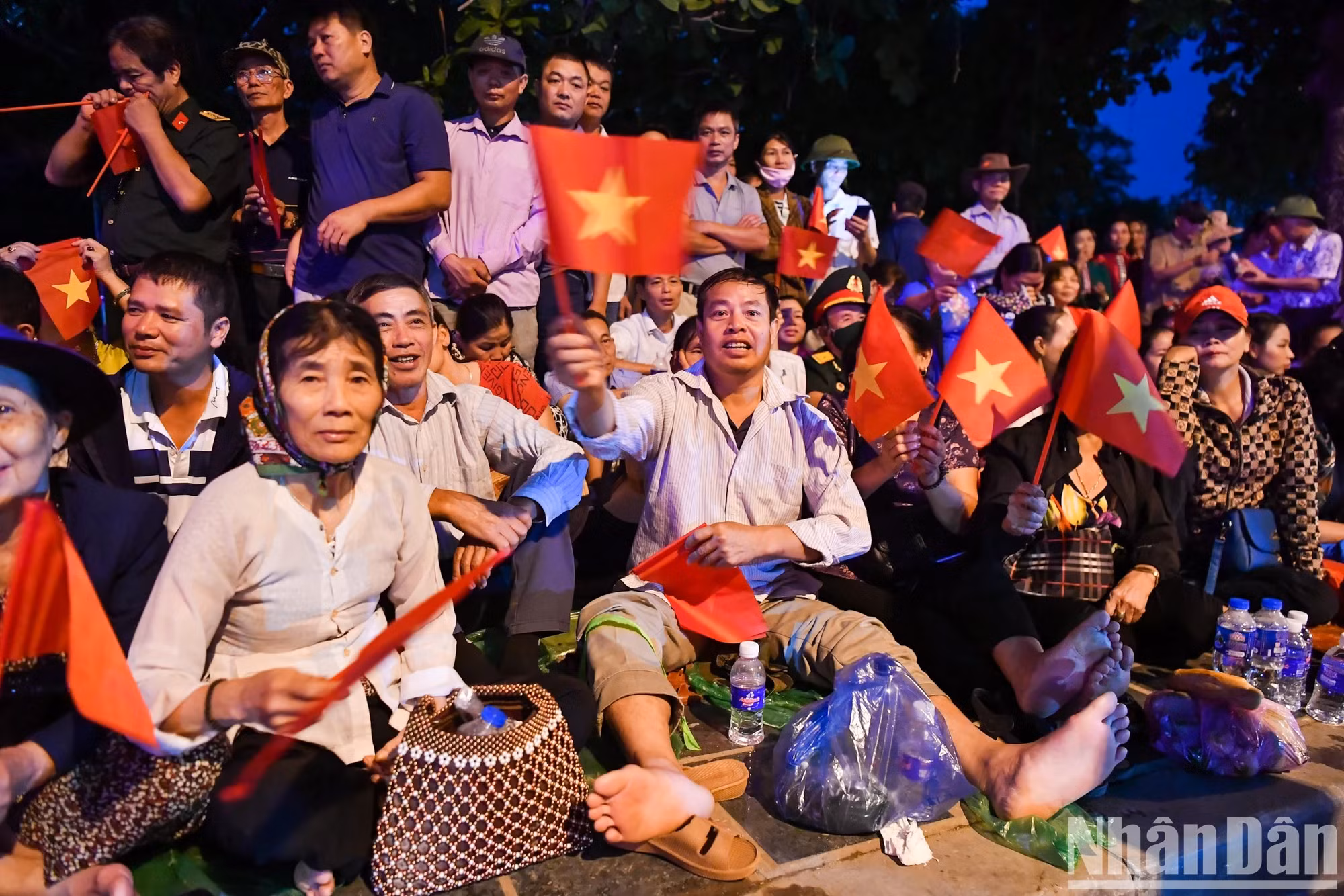 大家都不想错过这几天最受期待的阅兵式游行。