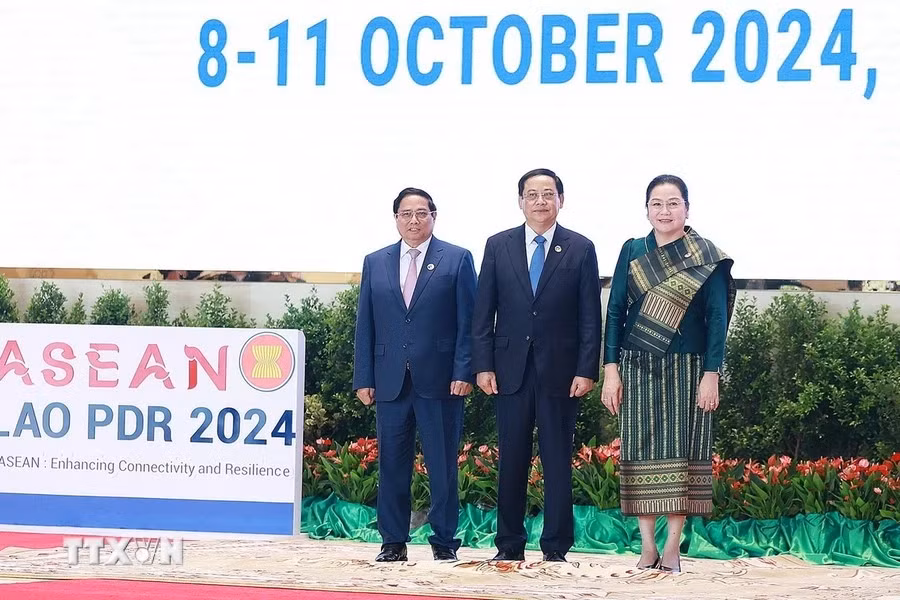 老挝总理、2024年东盟轮值主席宋赛·西潘敦及夫人欢迎越南政府总理范明正出席第44届东盟峰会开幕式。