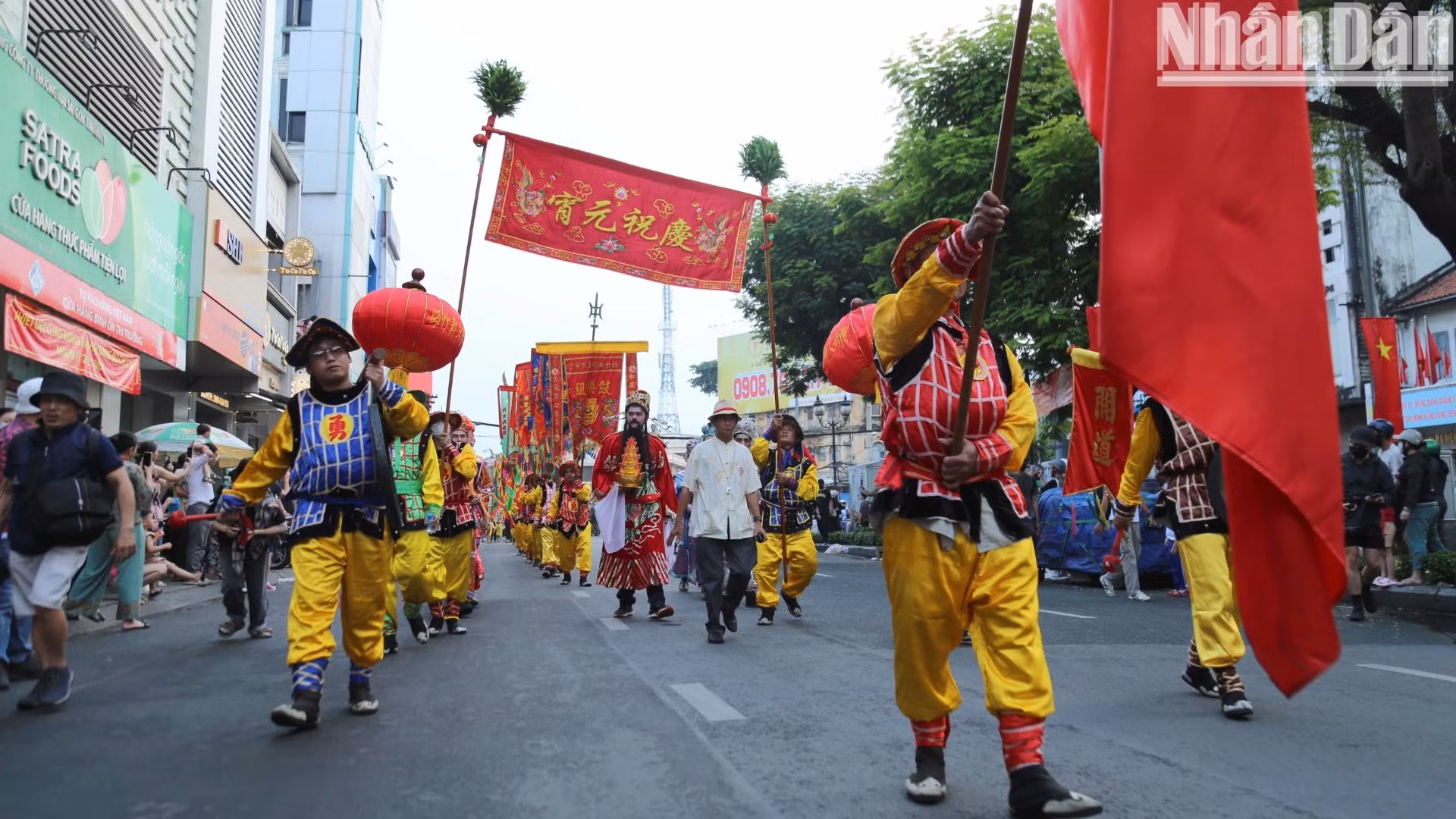 第五郡的元宵节游行是每年胡志明市元宵节的一项吸引众多居民和游客体验的活动。