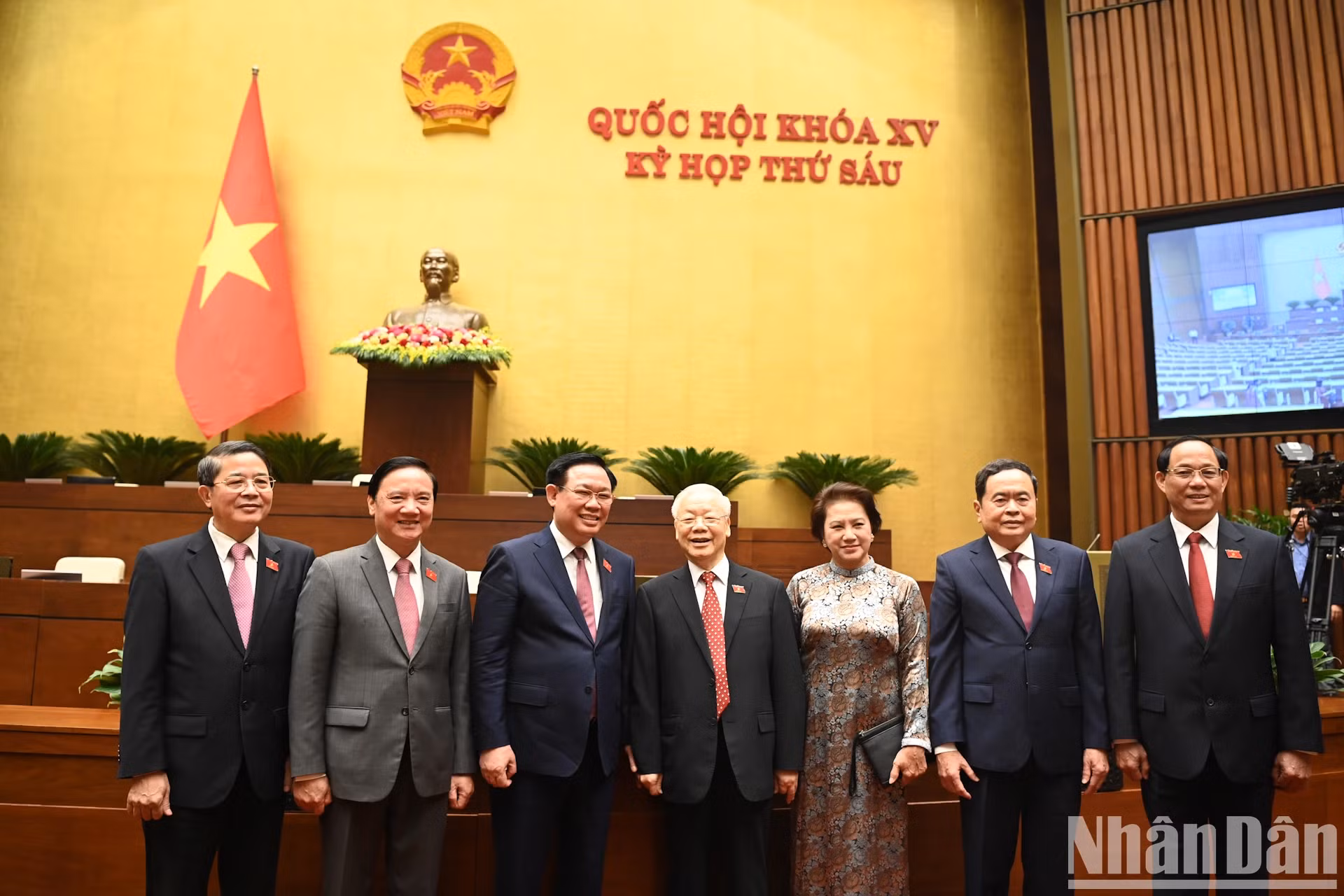 越共中央总书记阮富仲，越南国会主席王廷惠，前国会主席阮氏金银同各位国会副主席出席闭幕会。