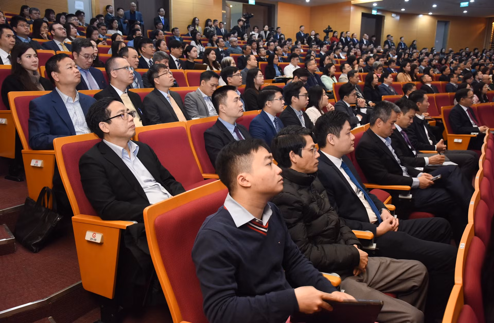 与会代表。
