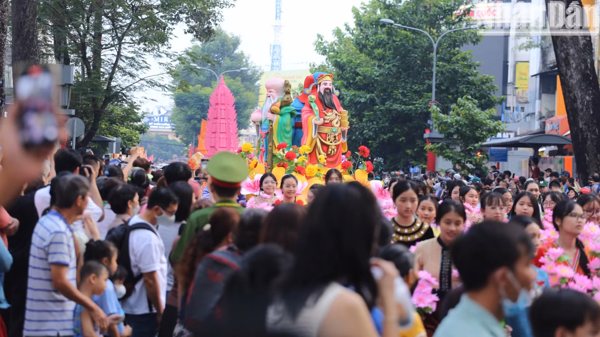 该活动吸引了大批民众和游客，特别是华人社区的热情参与。