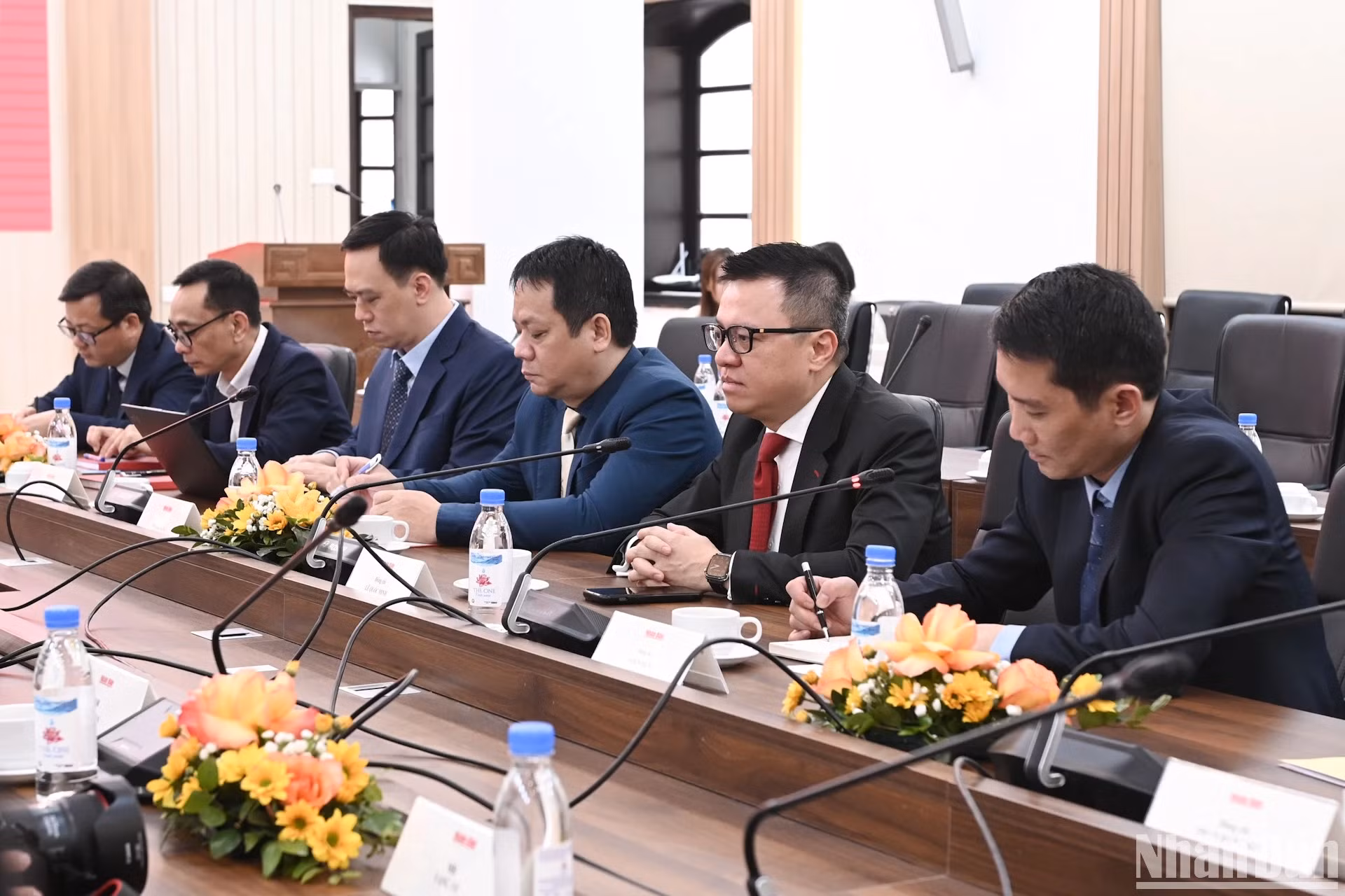 越南《人民报》社代表出席会见。