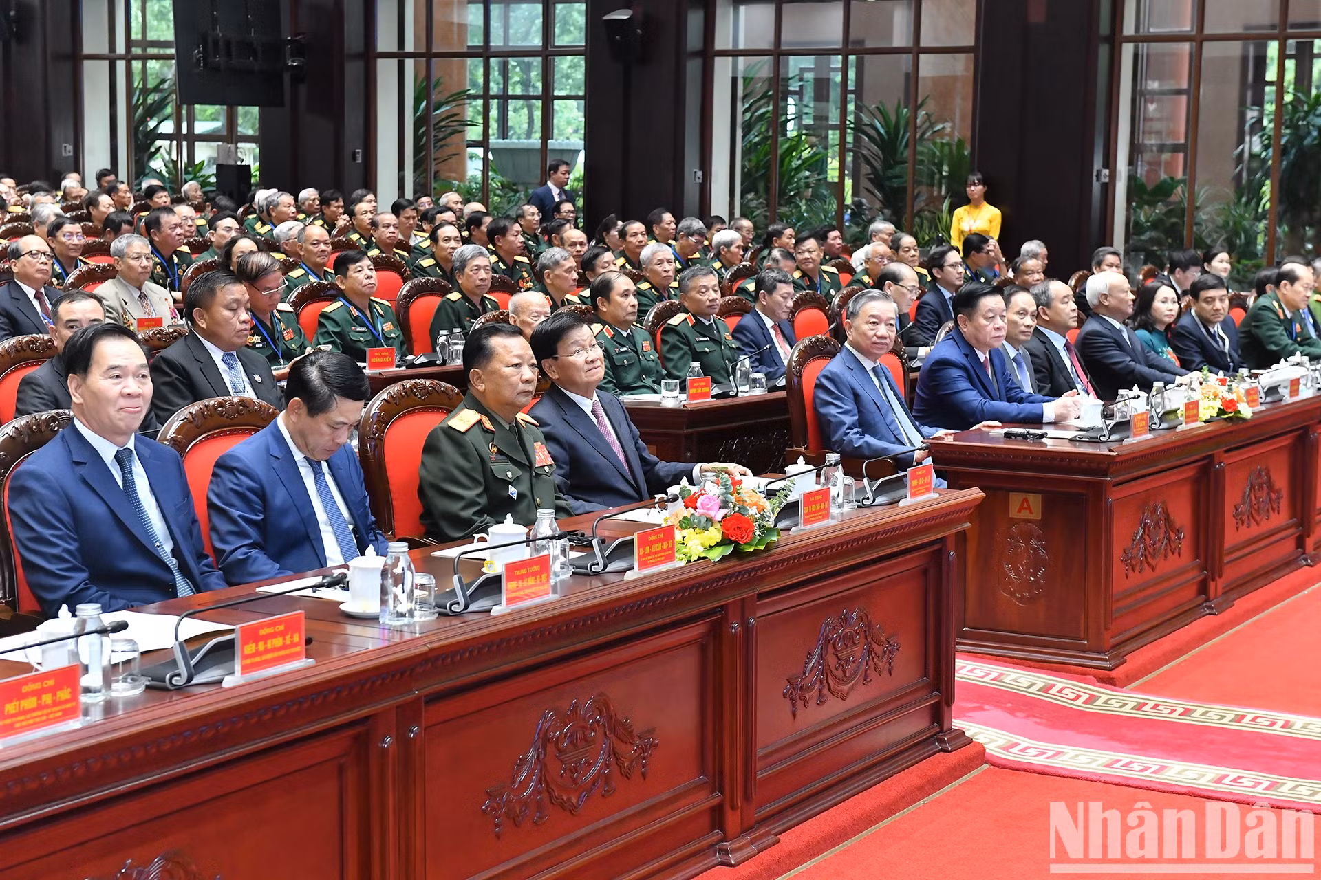 越共中央总书记、国家主席苏林与老挝人民革命党中央总书记、国家主席通论·西苏里和各位代表。